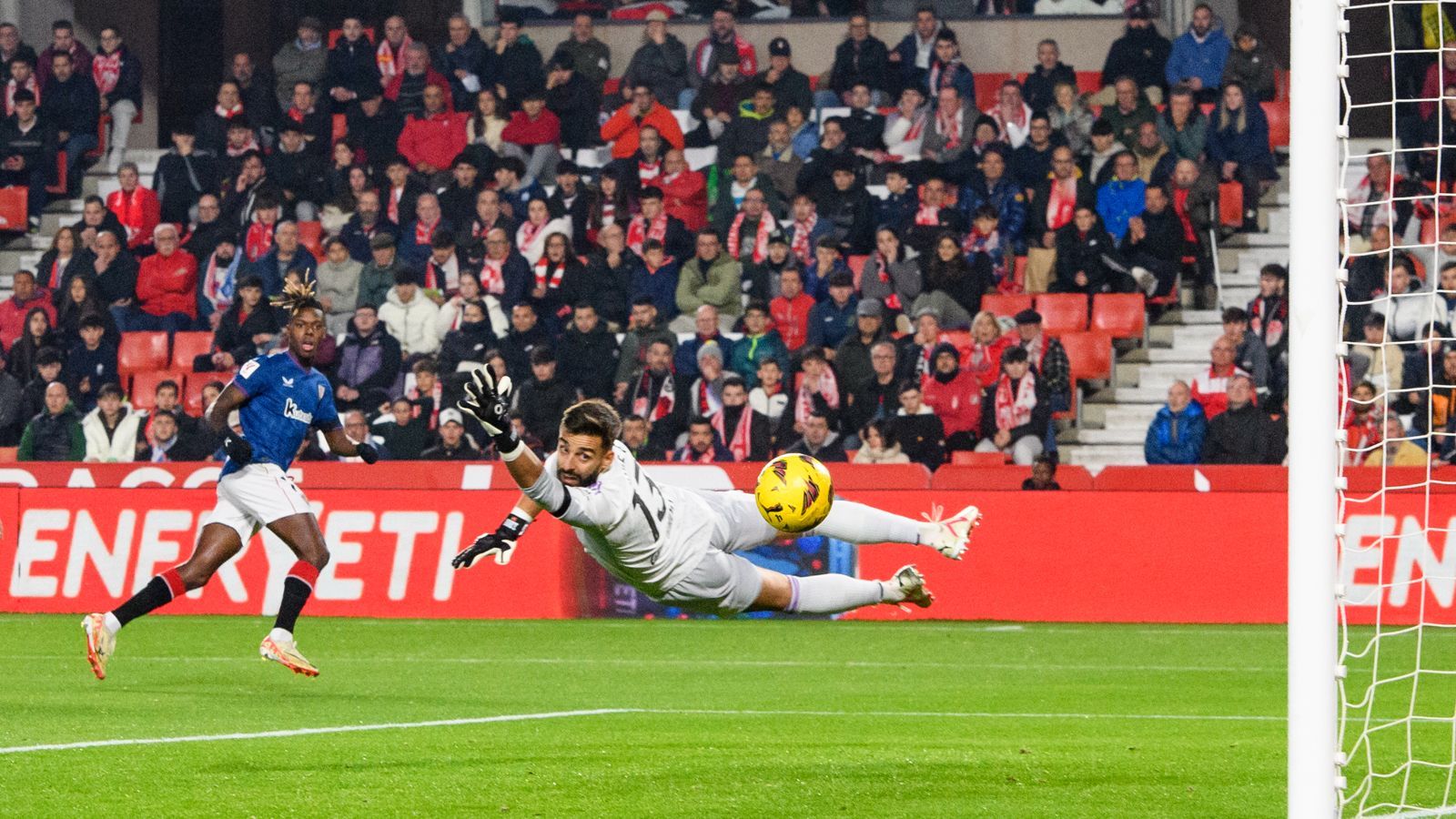 Nico Williams dispara ante el Granada en Los Cármenes (Foto: Athletic Club).