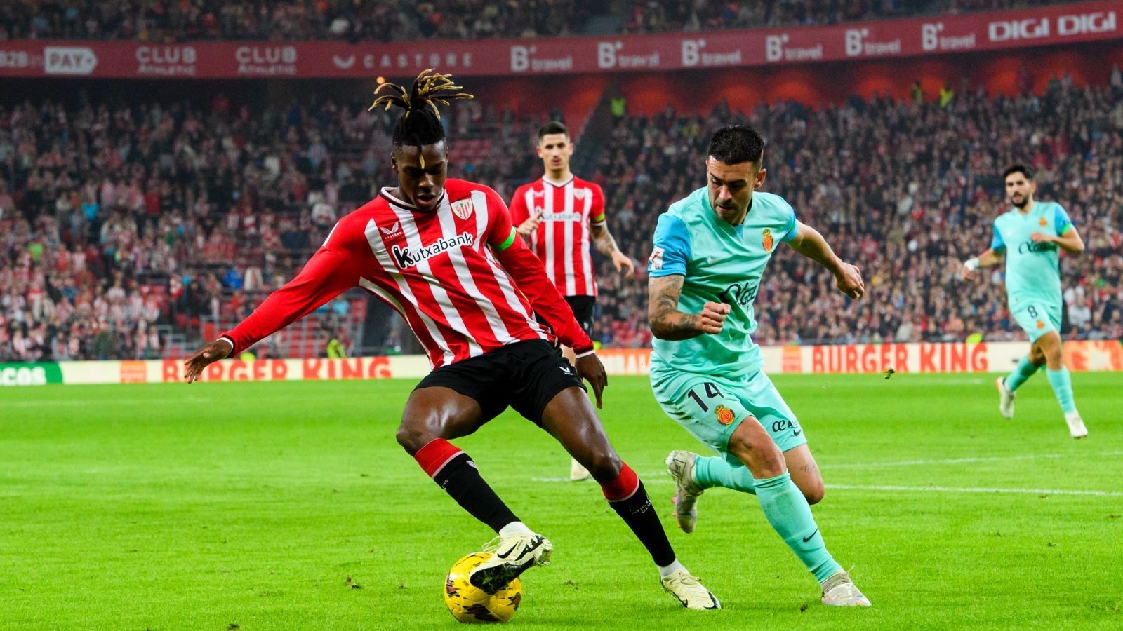  Nico Williams regatea a Dani Rodríguez en el duelo Athletic Club - Real Mallorca de esta campaña en San Mamés.