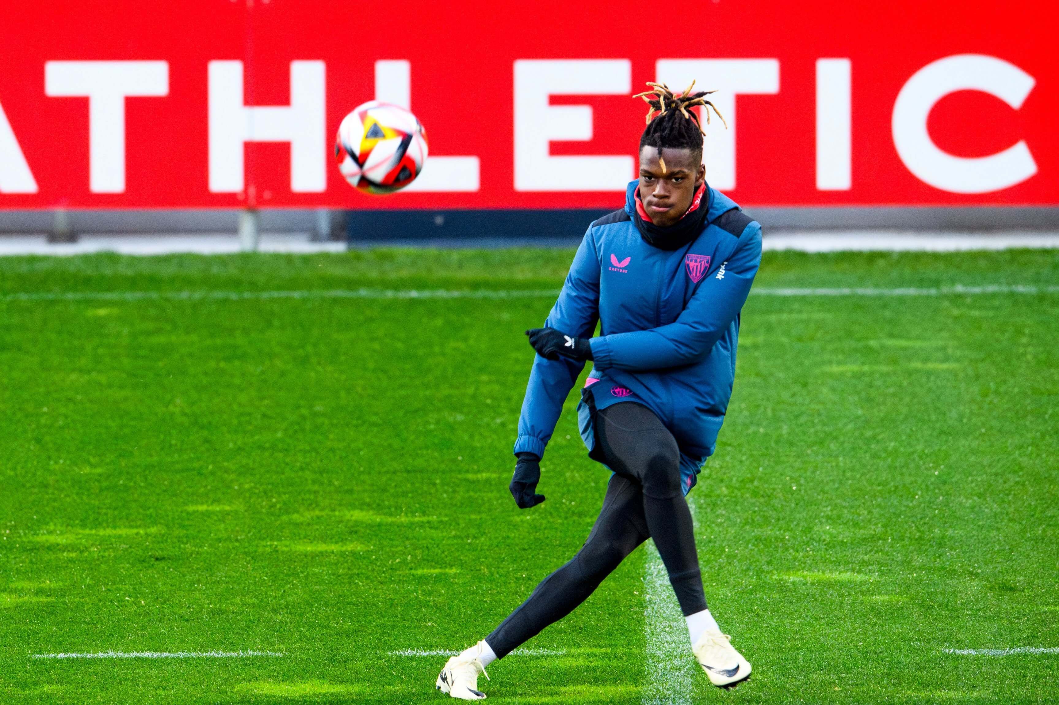  Nico Williams dispara entrenando en Lezama; este domingo vuelve al equipo en Las Palmas de Gran Canaria.