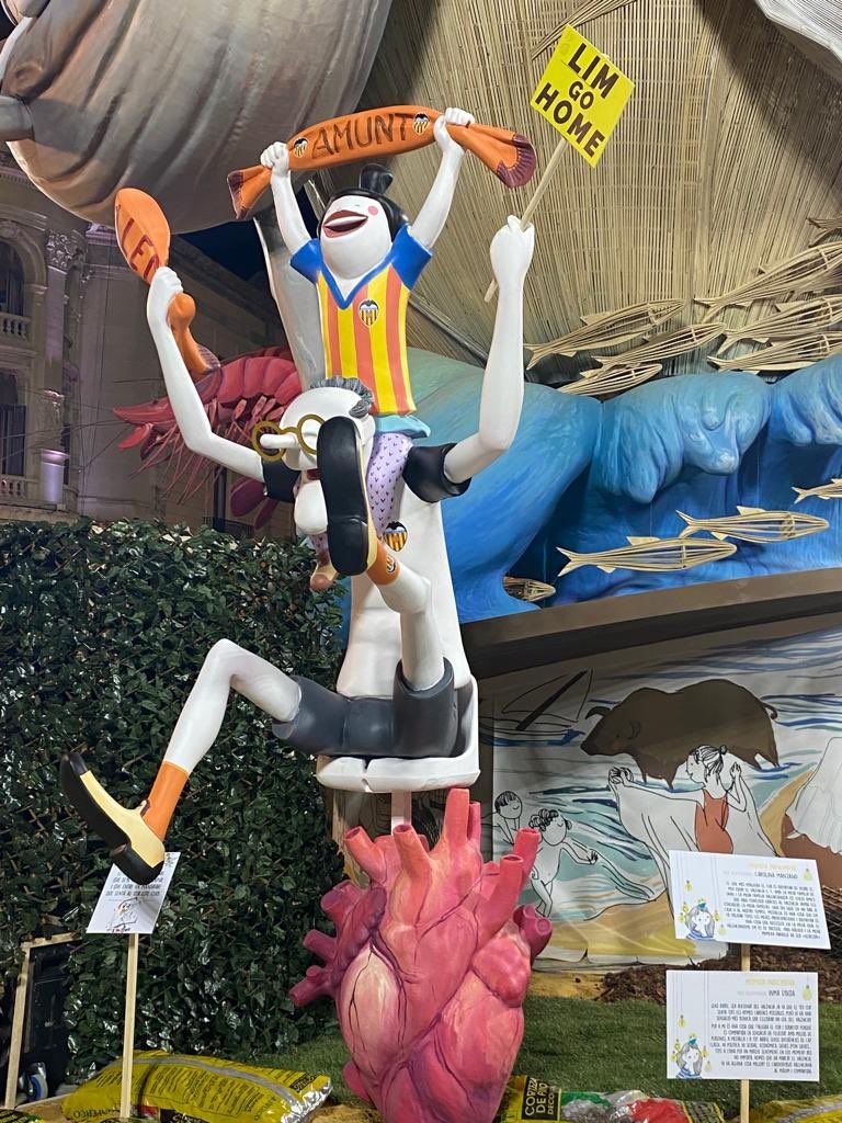  Ninot con el cartel de Lim go home en la Falla Municipal