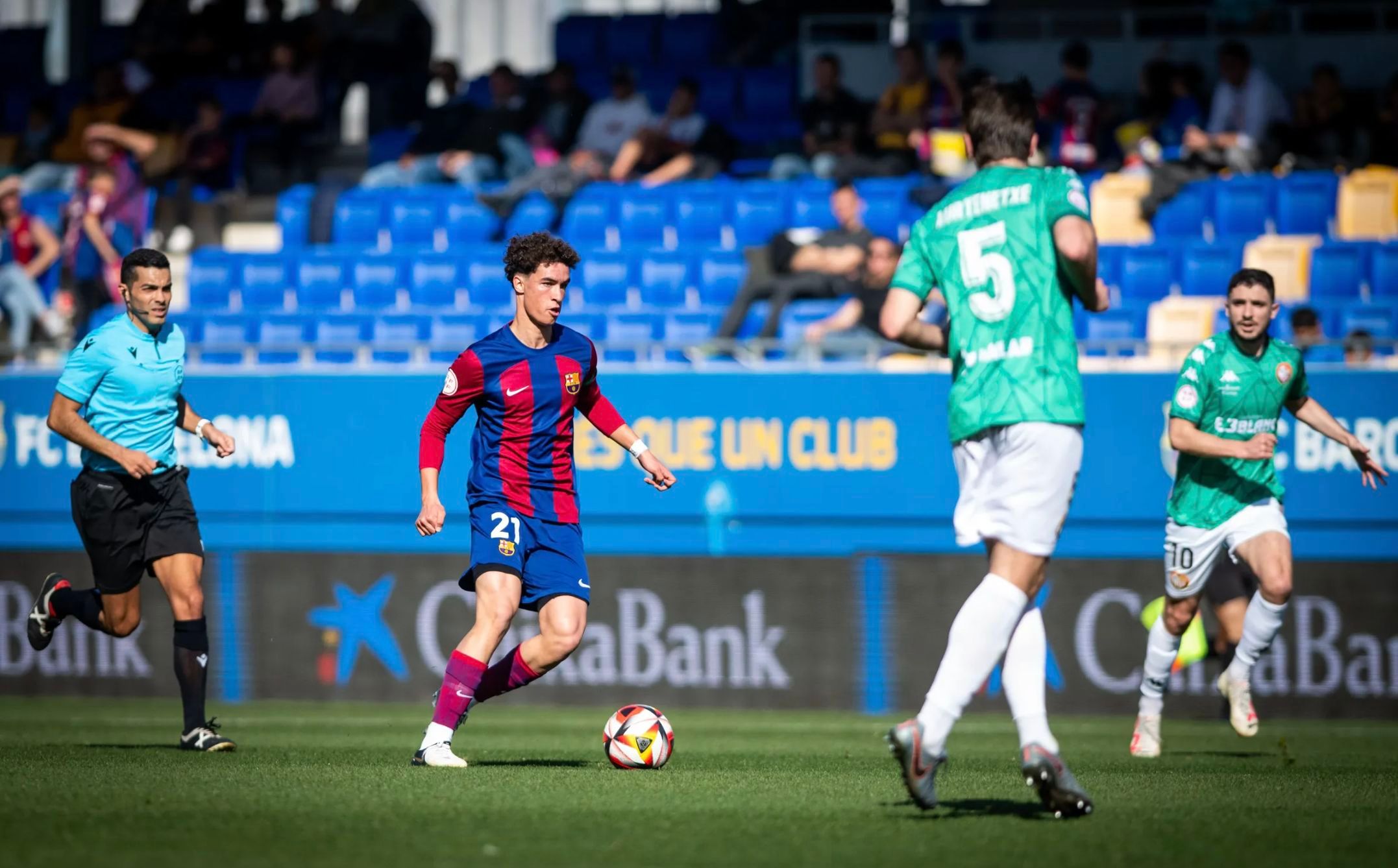 Noah Darvich, durante el Barça Atlètic - SD Logroñés (Foto: FCB).