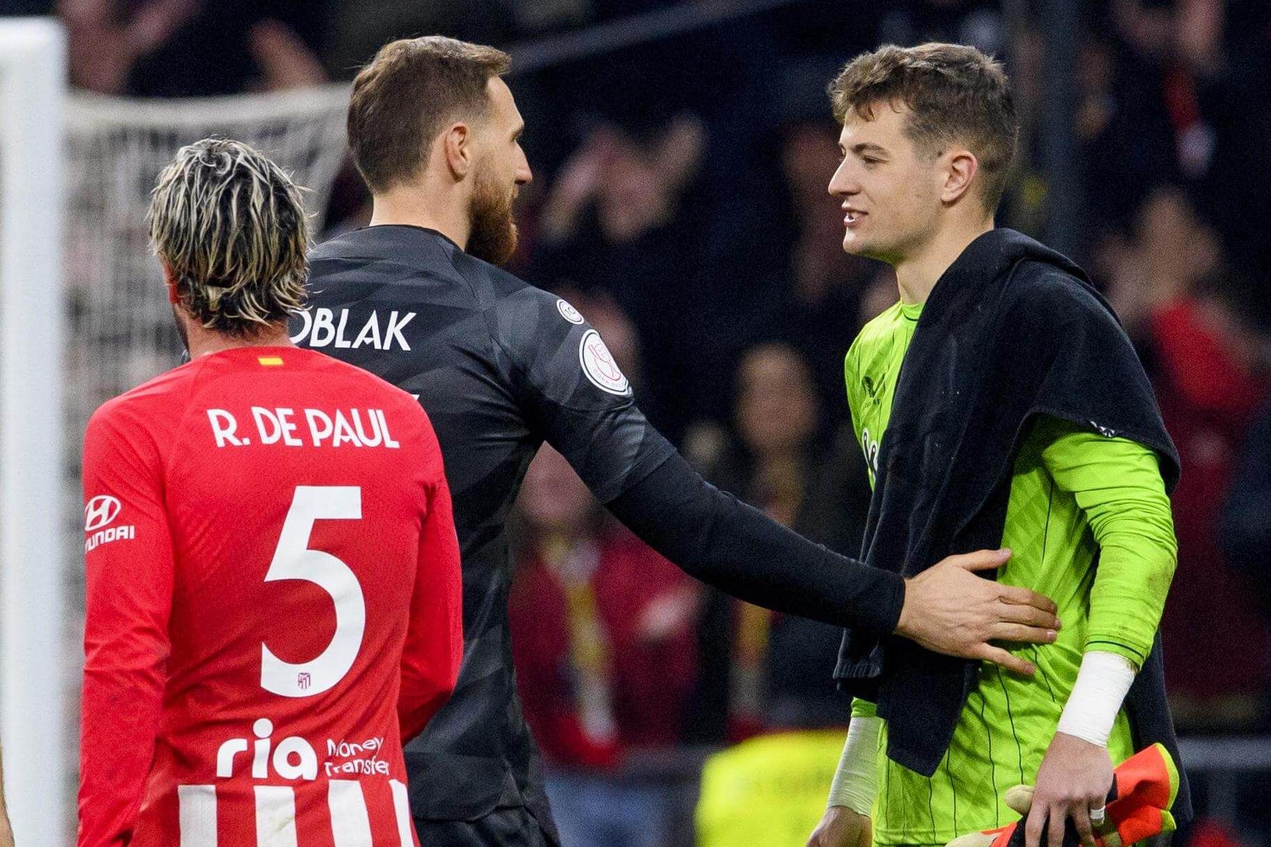 Jan Oblak felicita a Julen Agirrezabala, en la Copa, por su gran partido en el Metropolitano.