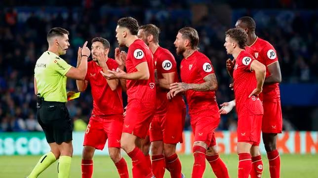  Protesta de los jugadores del Sevilla tras la expulsión de Ramos.
