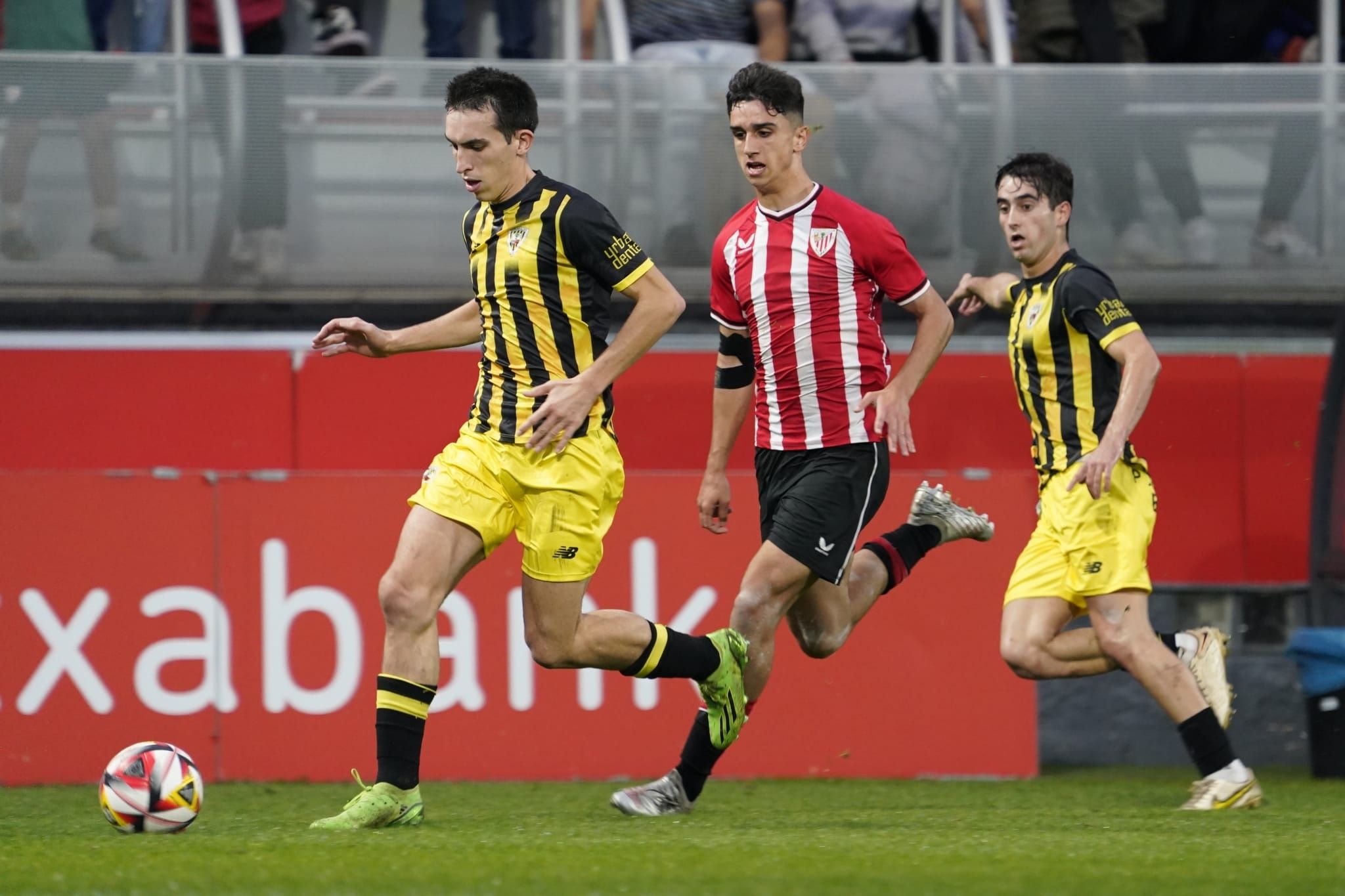 Aingeru Olabarrieta, autor del primer gol del Bilbao Athletic, persigue a Pedernales, del Barakaldo CF, en Lezama.
