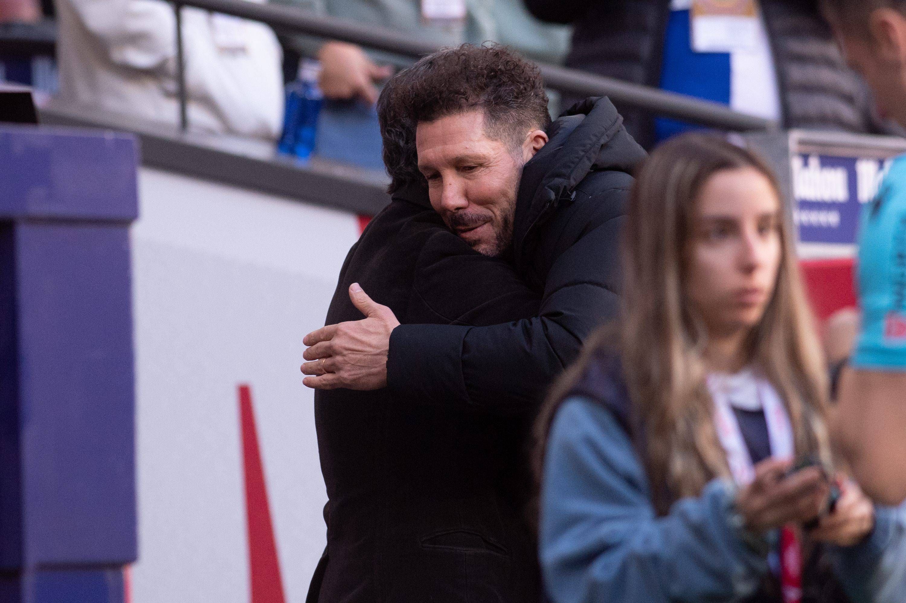 Simeone abraza a Quique, en el Atlético-Sevilla.
