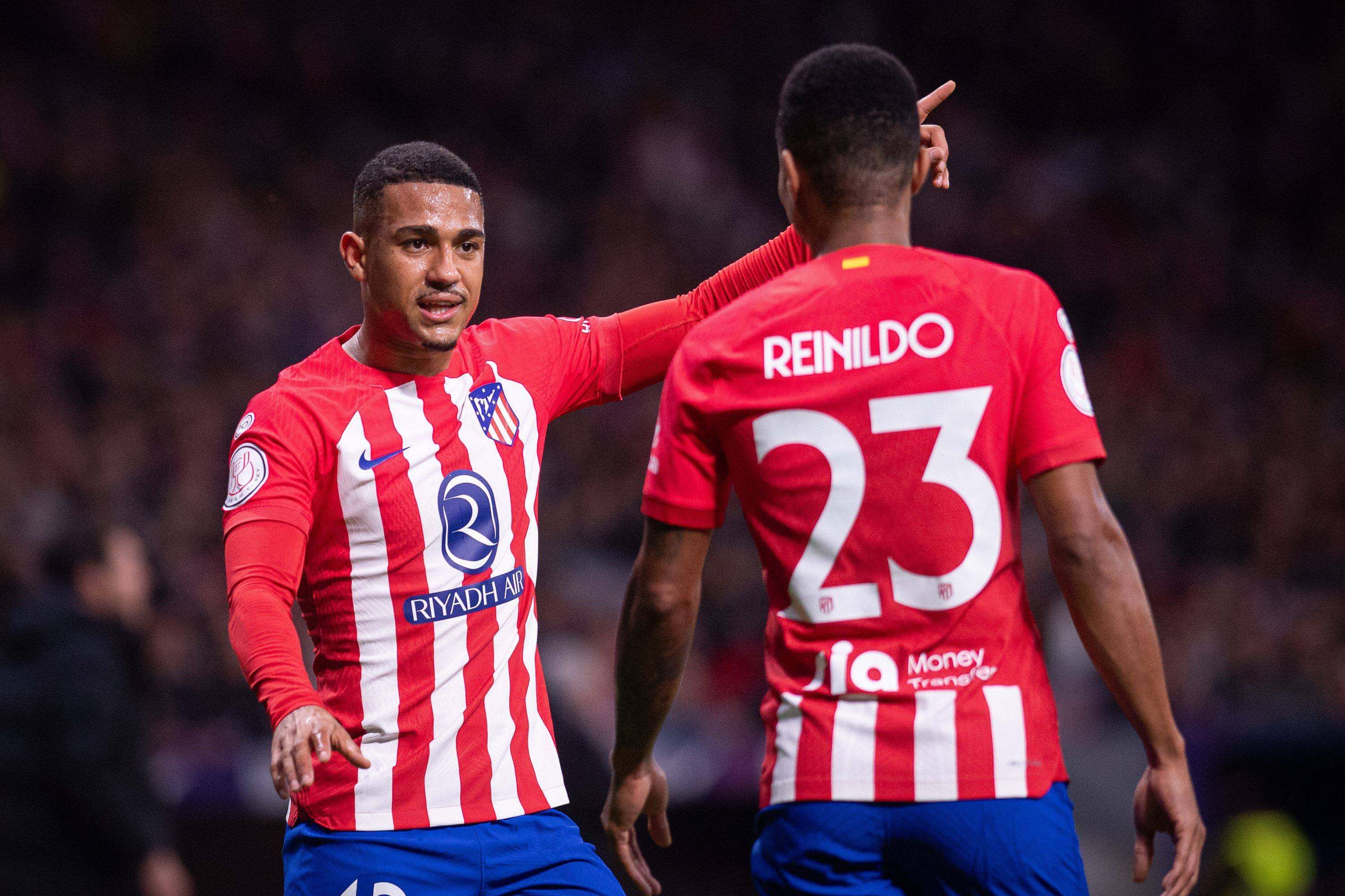  Samuel Lino conversa con Reinildo en el Atlético-Athletic.