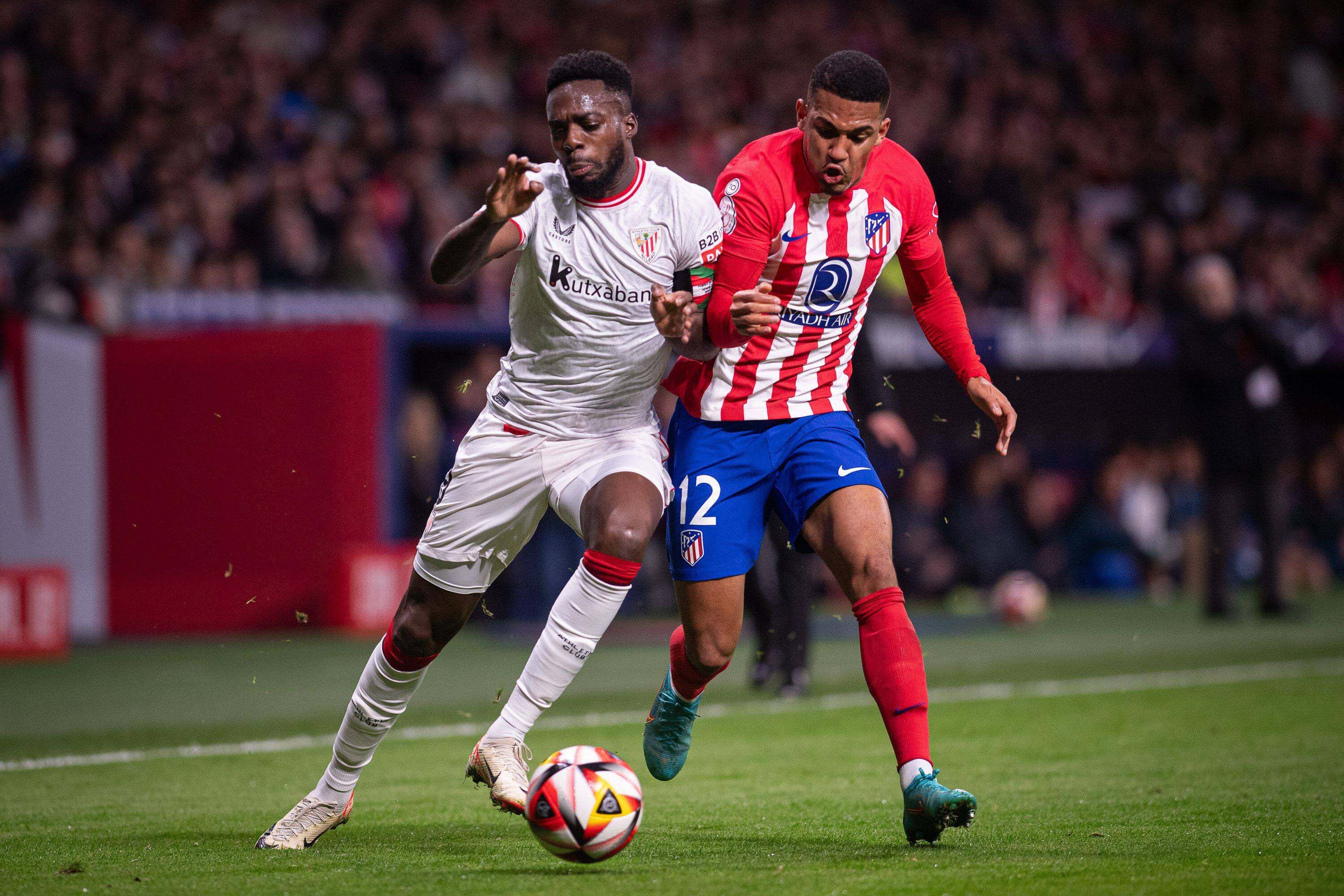 Iñaki Williams pelea con Samuel Lino en el Atlético-Athletic.