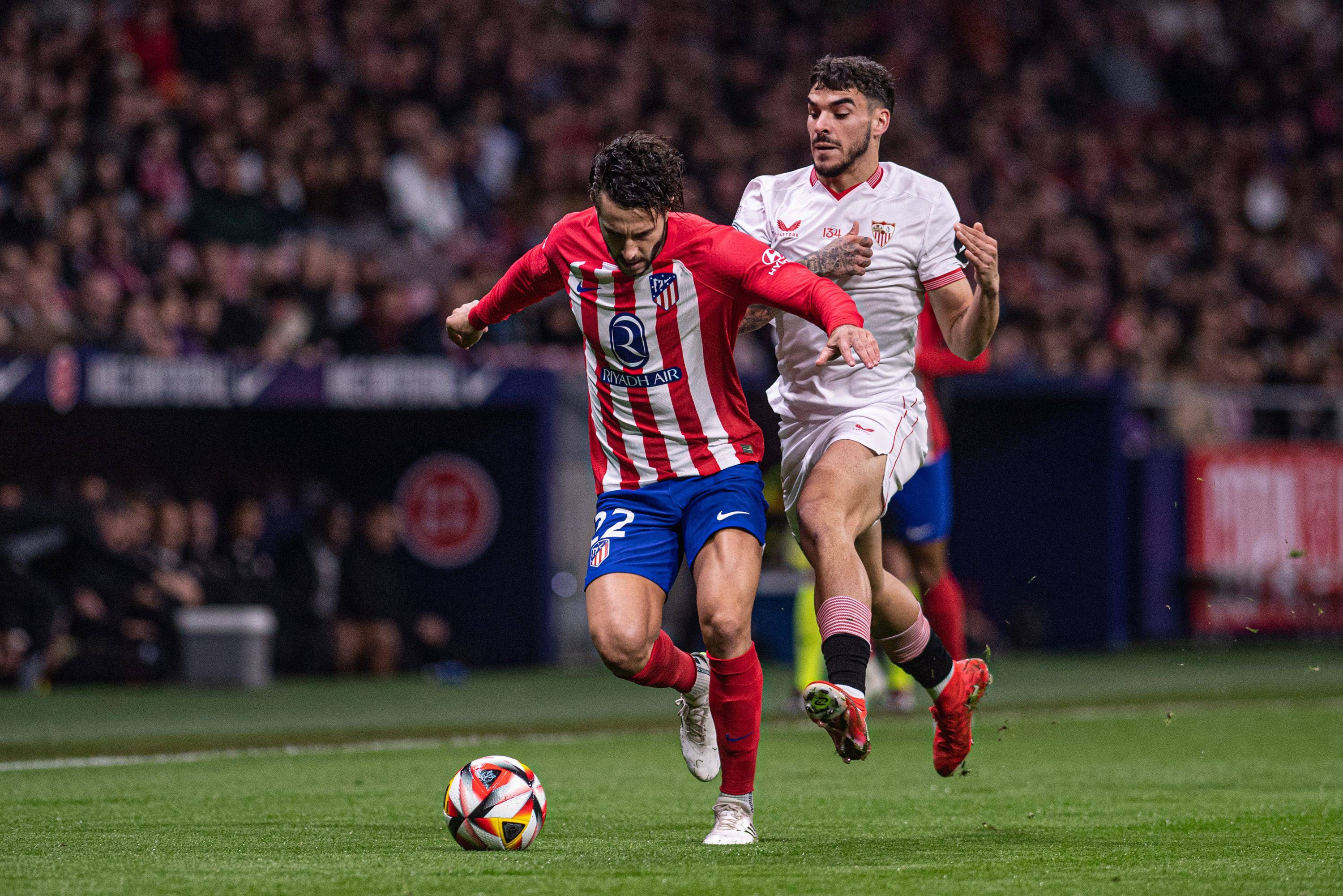  Mario Hermoso defiende un balón ante Isaac Romero en el Atlético-Sevilla de Copa del Rey.