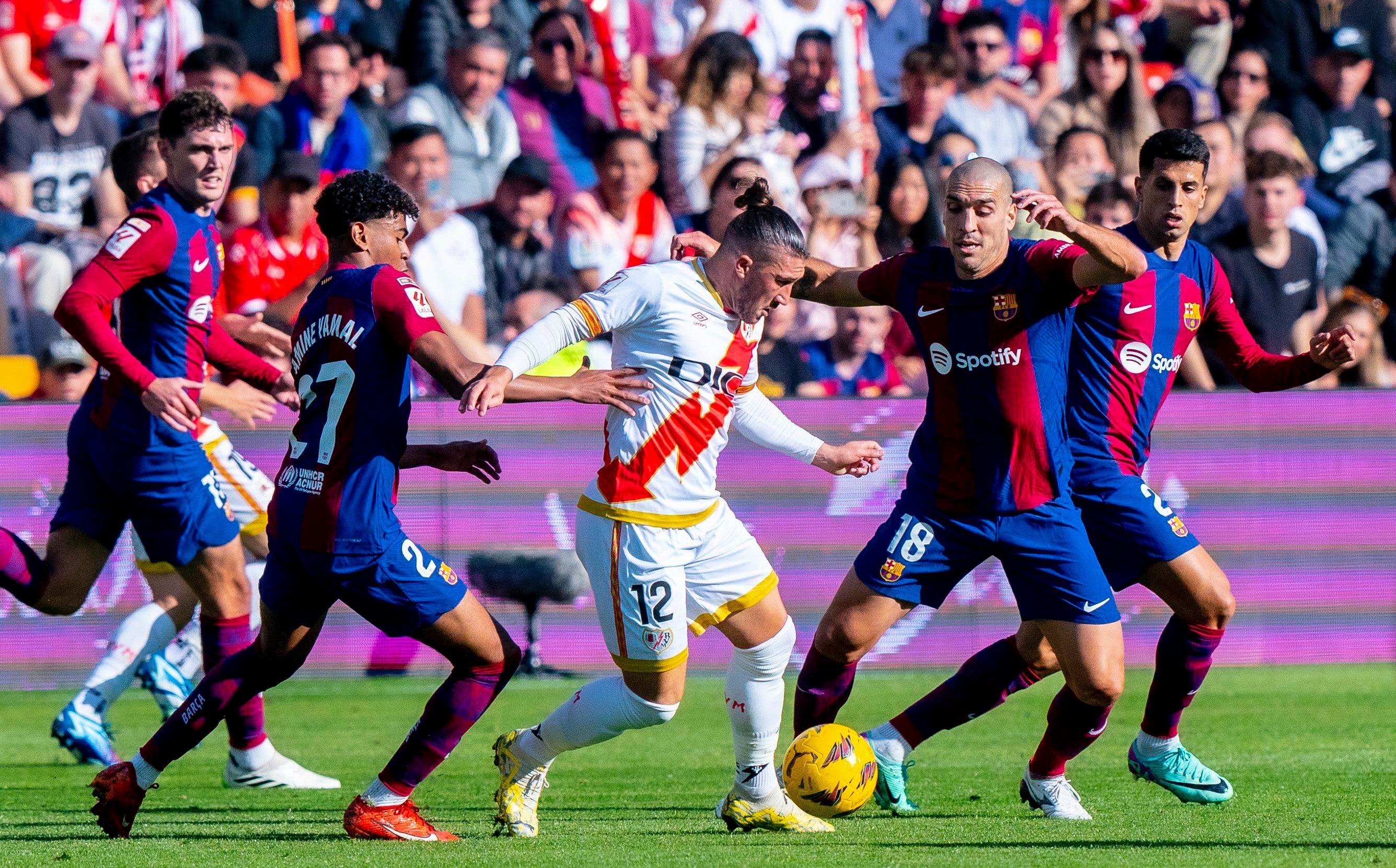  Oriol Romeu, ante Pacha Espino en el Rayo-Barcelona..