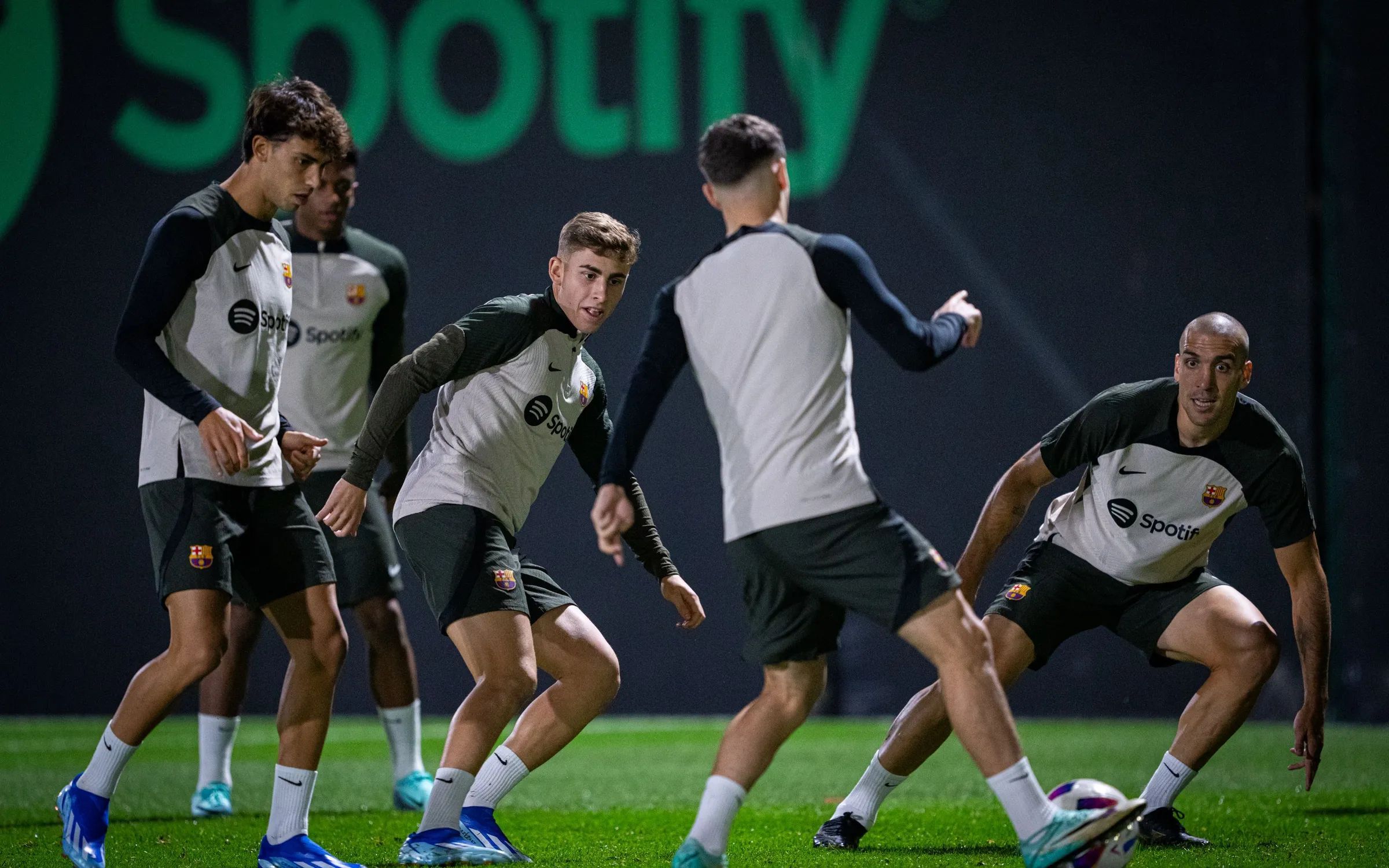 Oriol Romeu entrenando con sus compañeros del Barcelona.