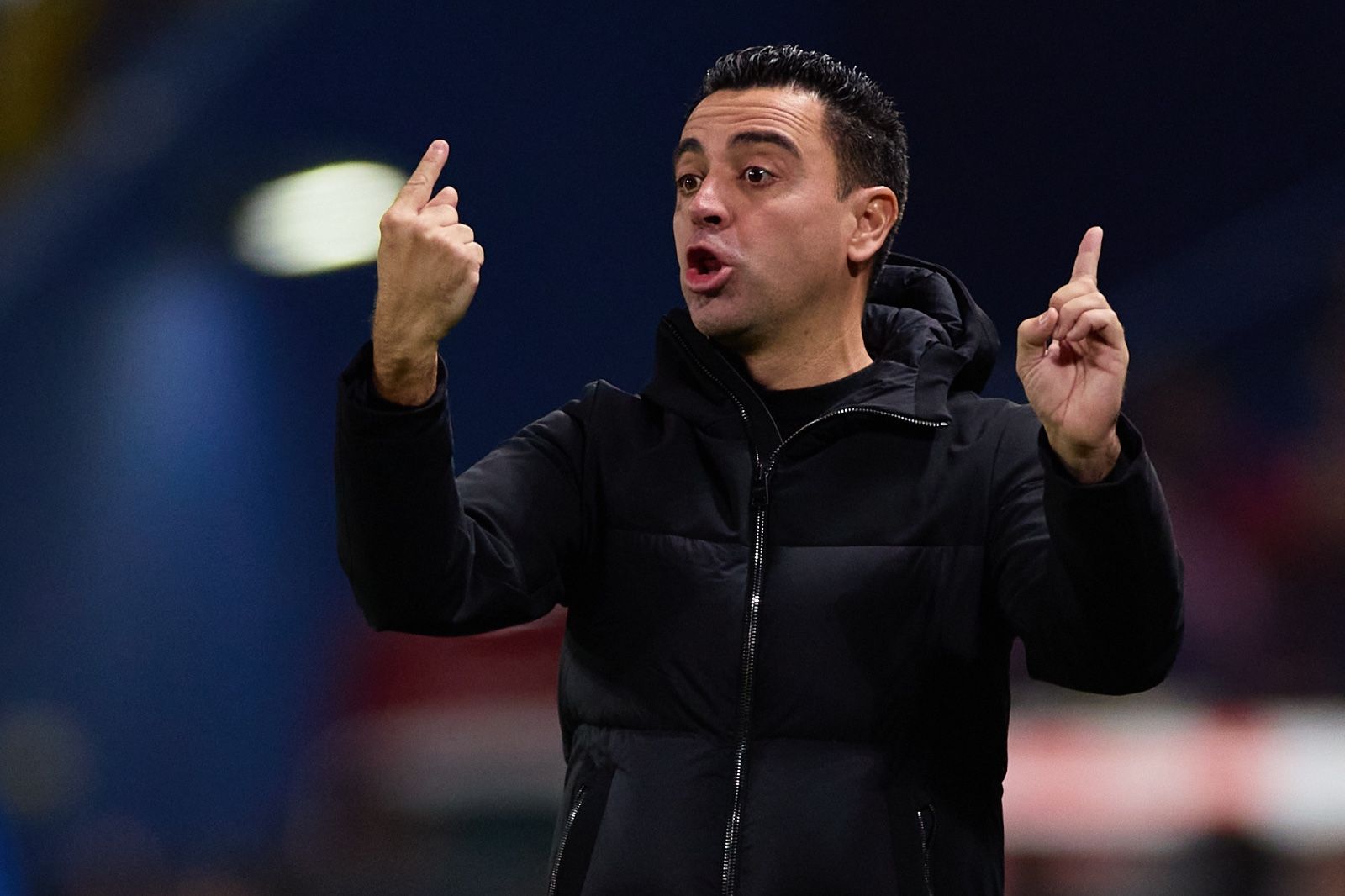 Xavi Hernández da instrucciones en el Osasuna-Barcelona.