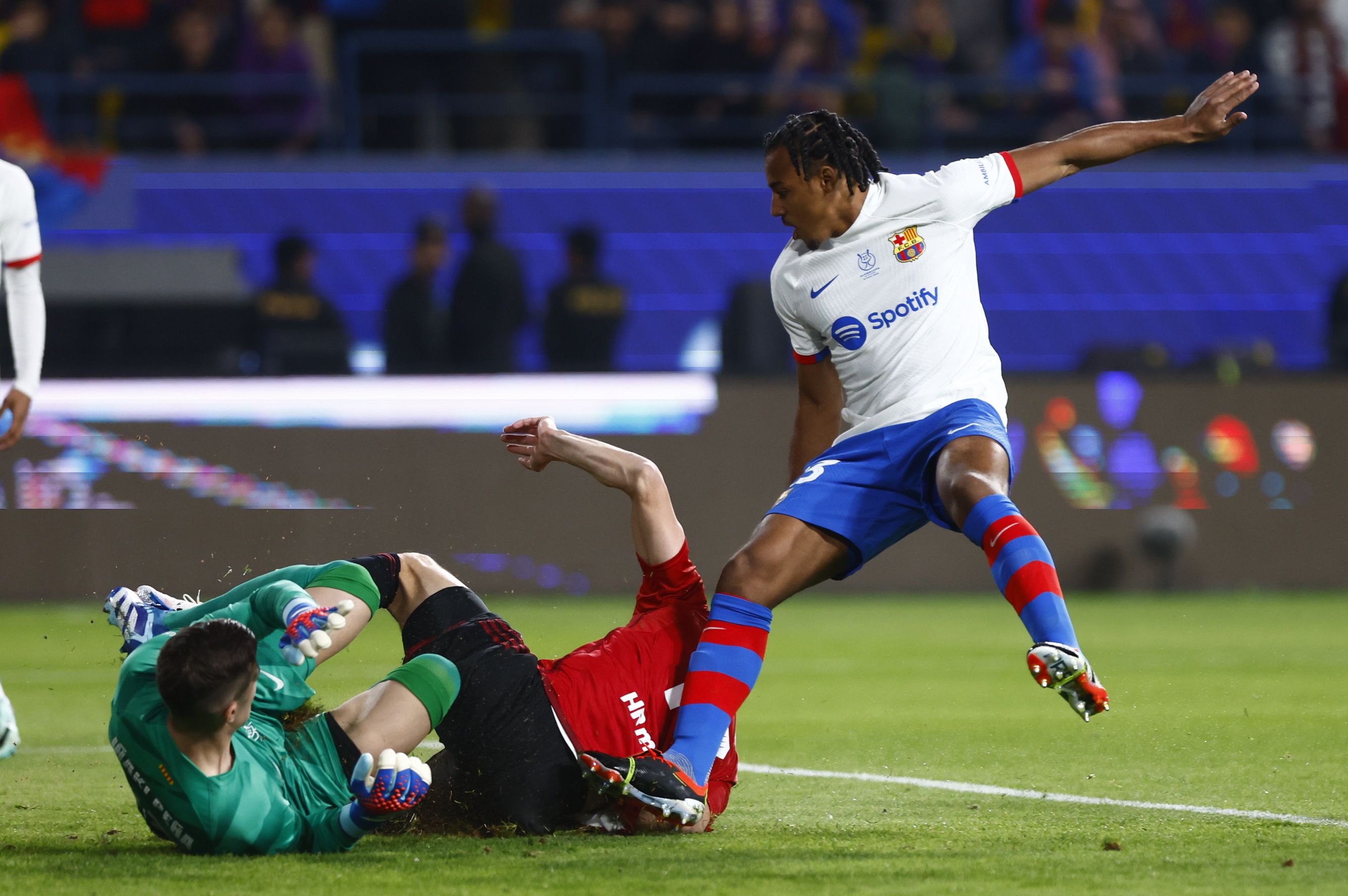  Iñaki Peña, Jules Koundé y Ante Budimir, en el Osasuna-Barcelona.