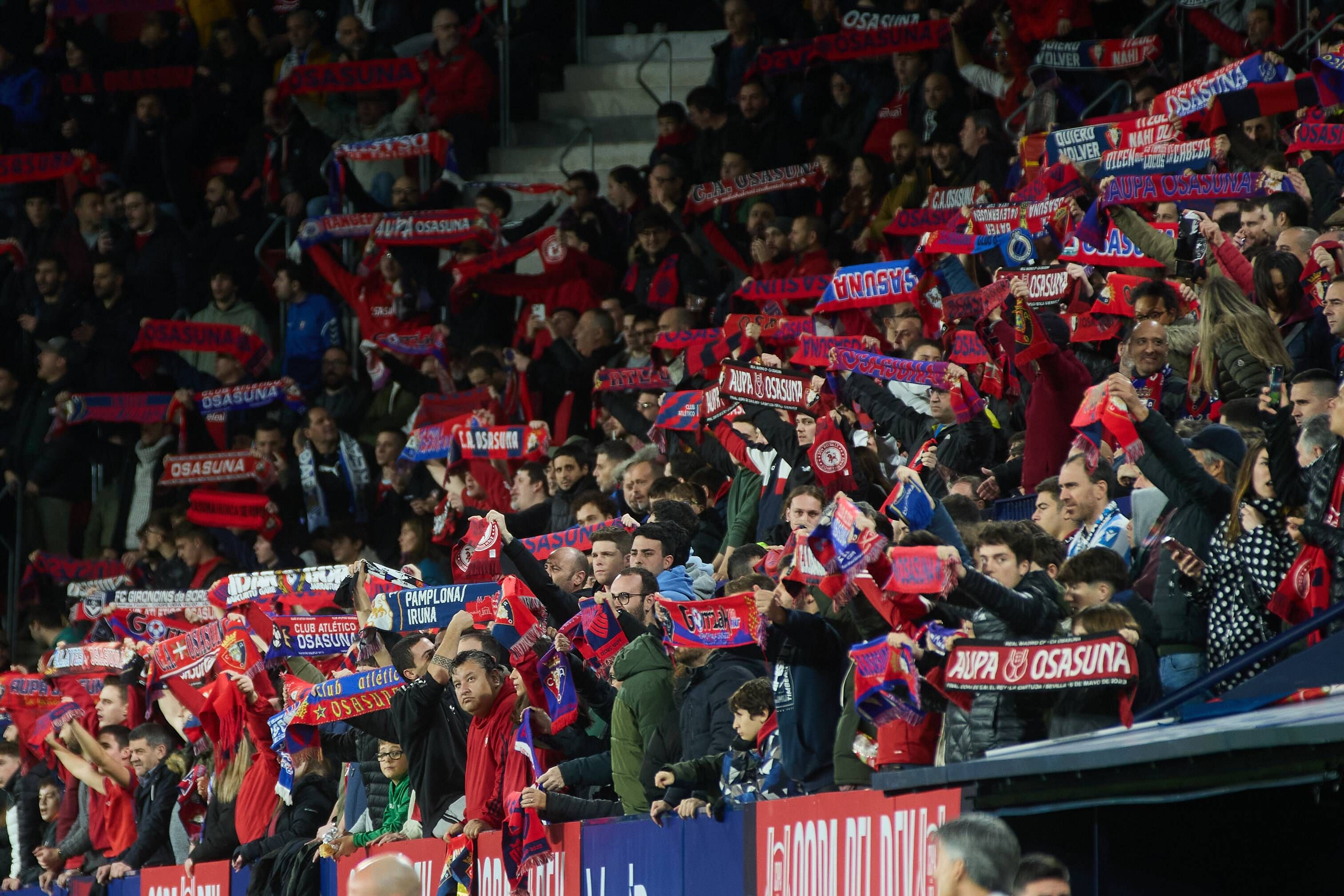 Aficionados de Osasuna ante la Real Sociedad en Copa del Rey.