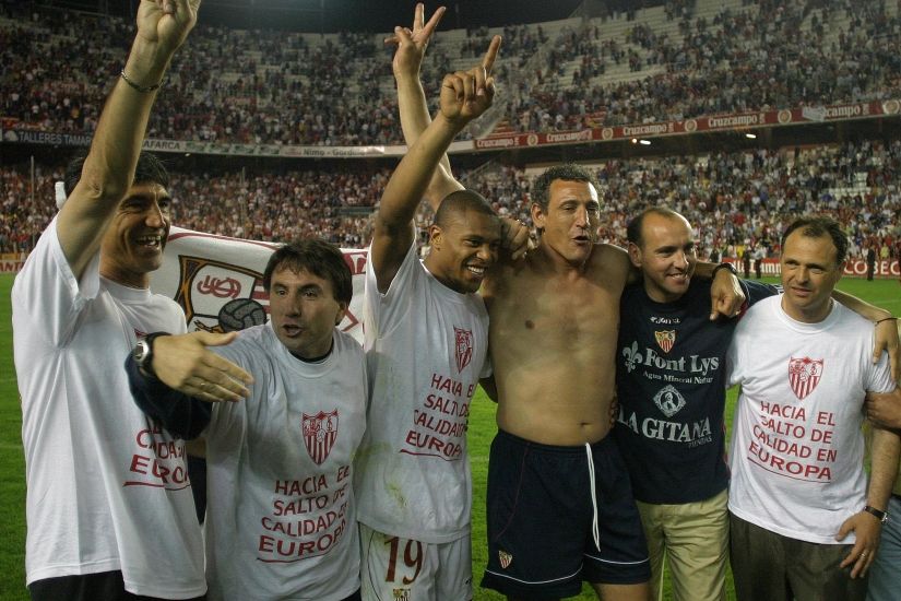 El Sevilla celebra su clasificación para la UEFA en 2004.