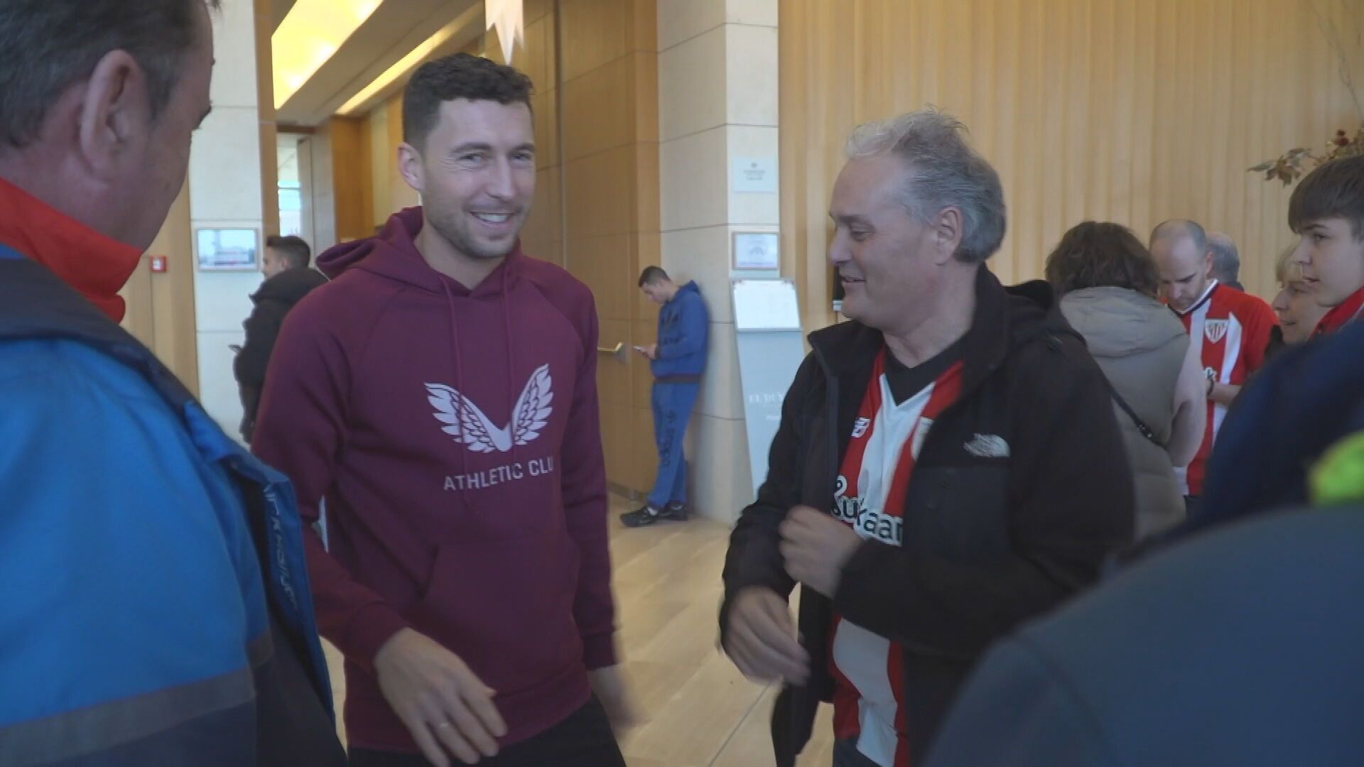  Óscar de Marcos junto a algunos aficionados del Athletic