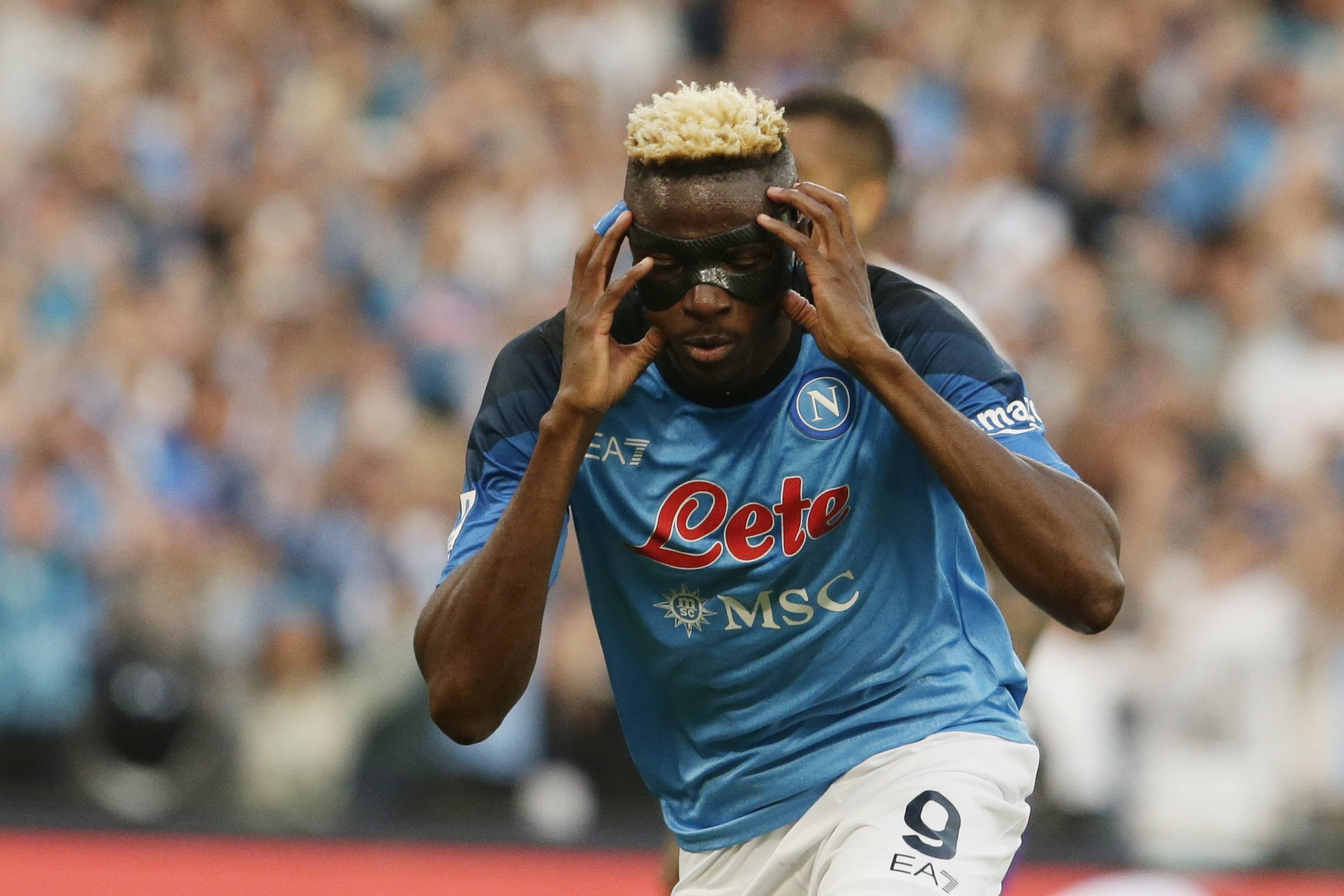  Osimhen celebra un gol con el Nápoles.