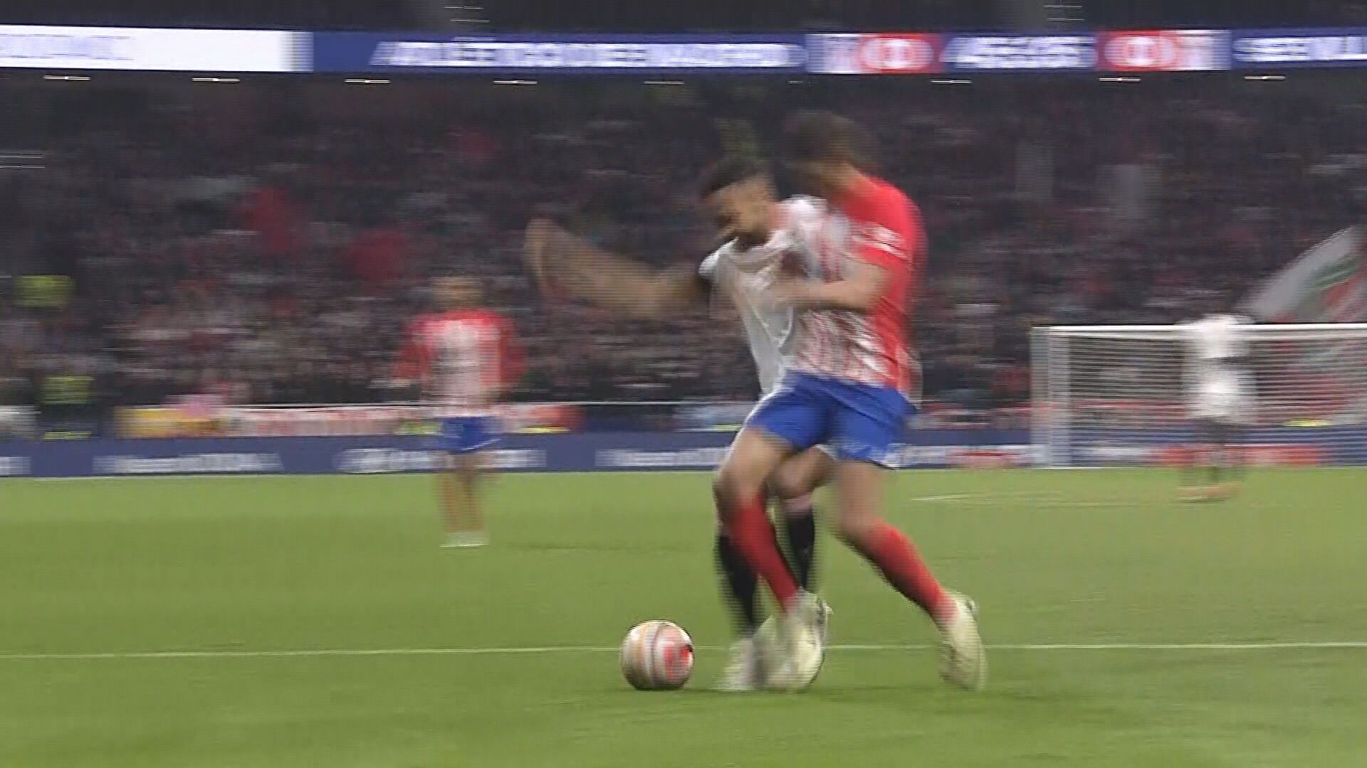  Otra toma de ka jugada entre Nahuel Molina y Sow.