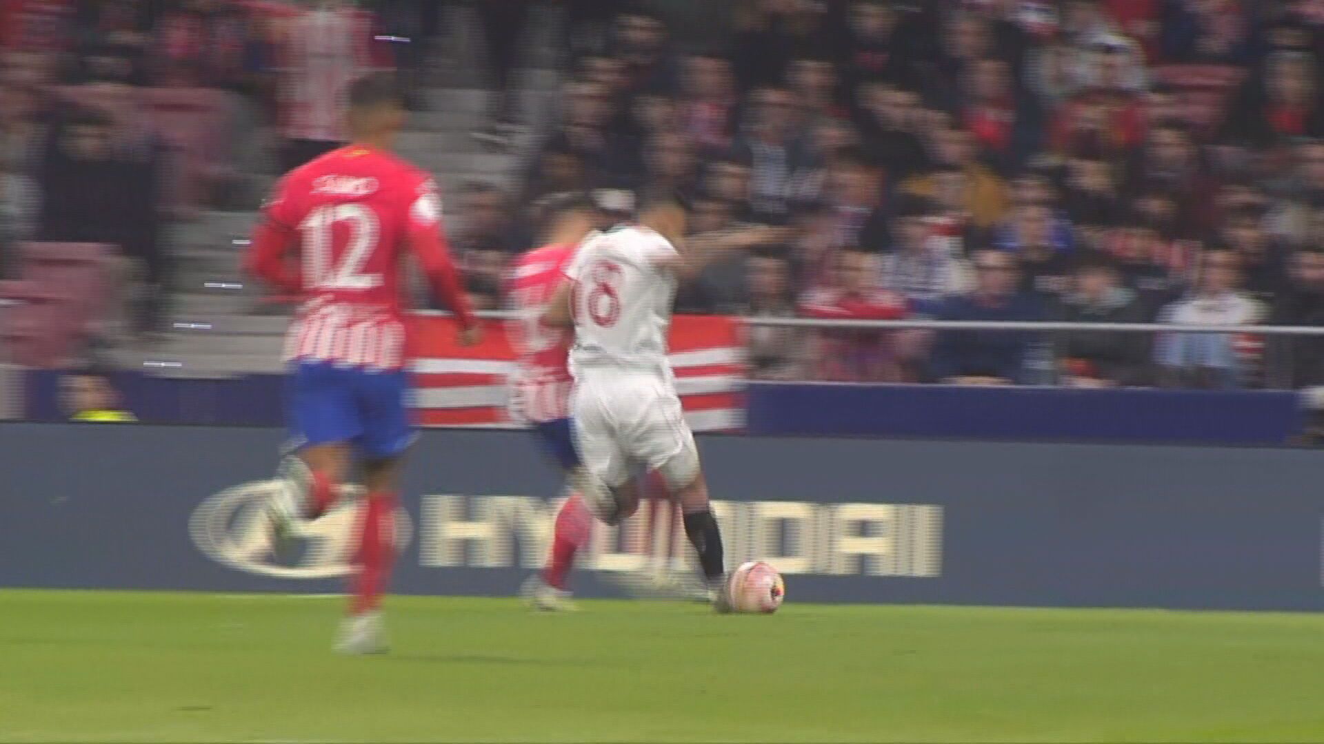  Otra toma del penalti de Nahuel Molina a Sow.