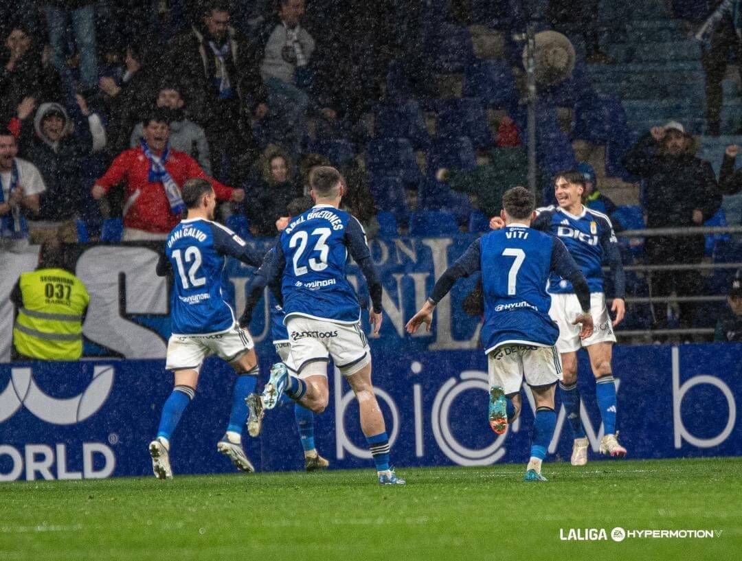  Los jugadores del Real Oviedo celebran el gol de Oier Luengo al Levante.