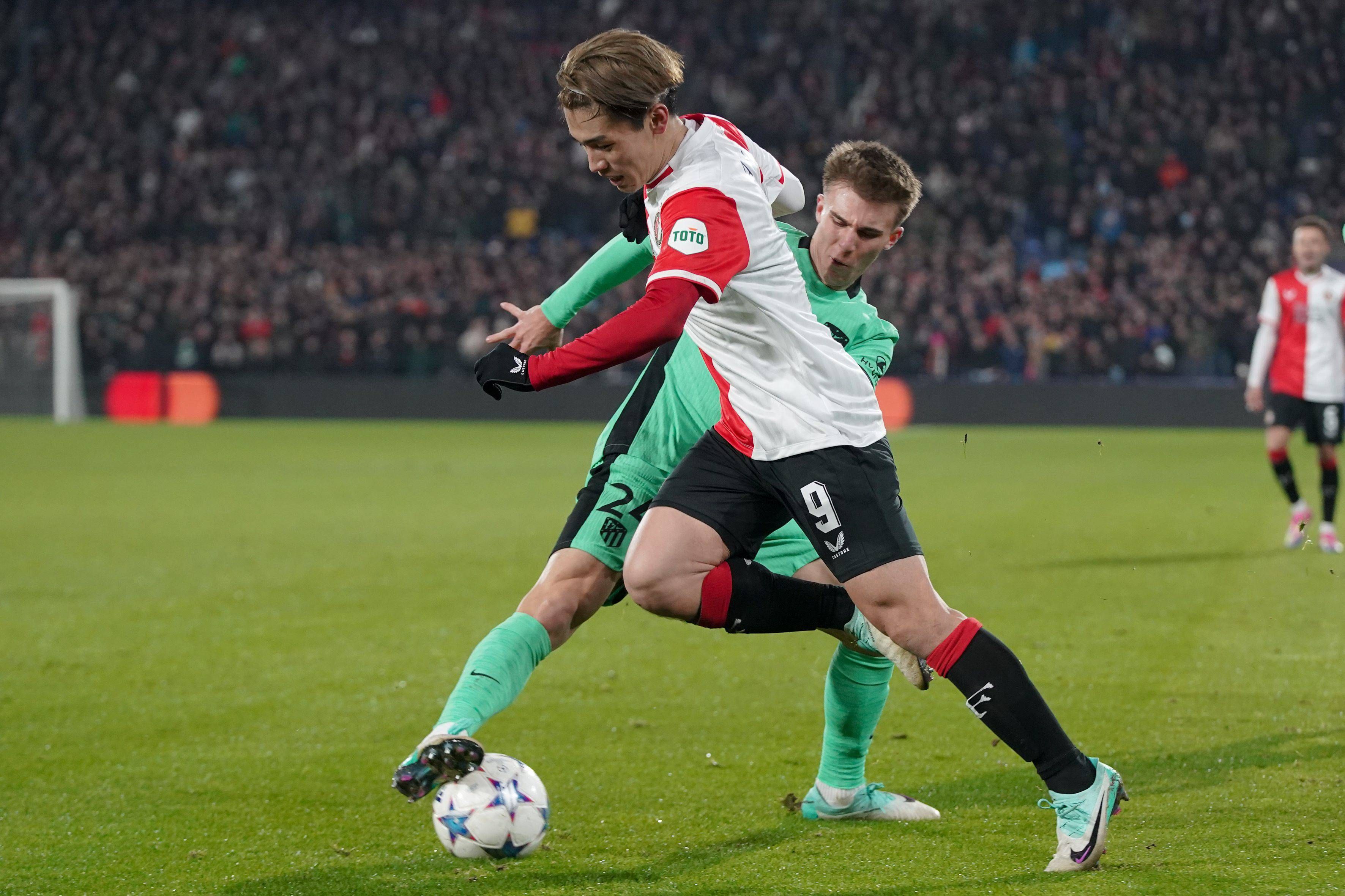 Pablo Barrios roba un balón en el Feyenoord-Atlético.