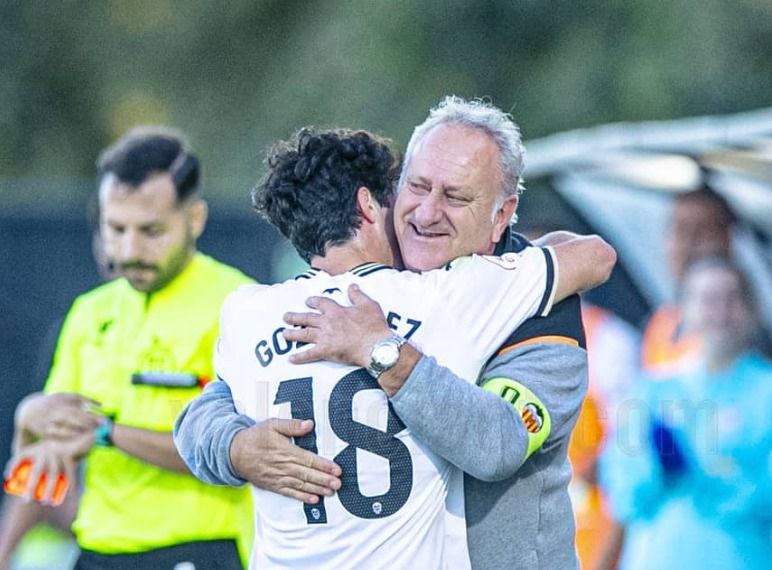  Pablo Gozálbez dedica su gol a Carlos Arroyo, delegado del VCF Mestalla.