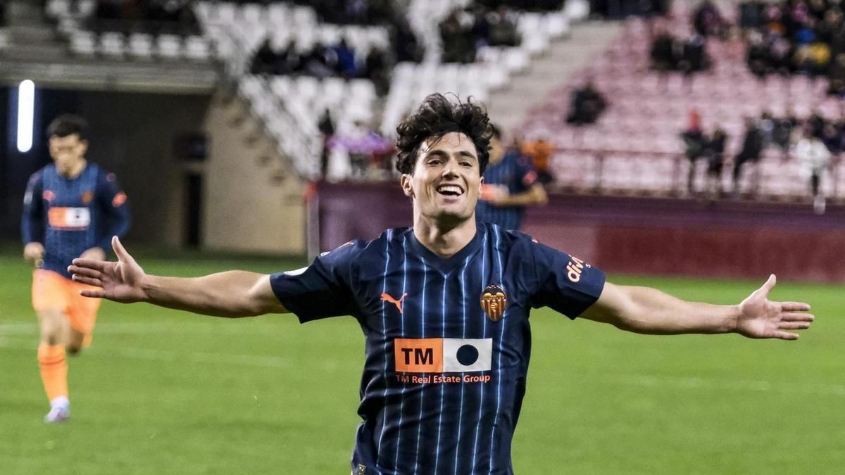  Pablo Gozález celebra su gol con el Valencia CF ante el Logroñéz.