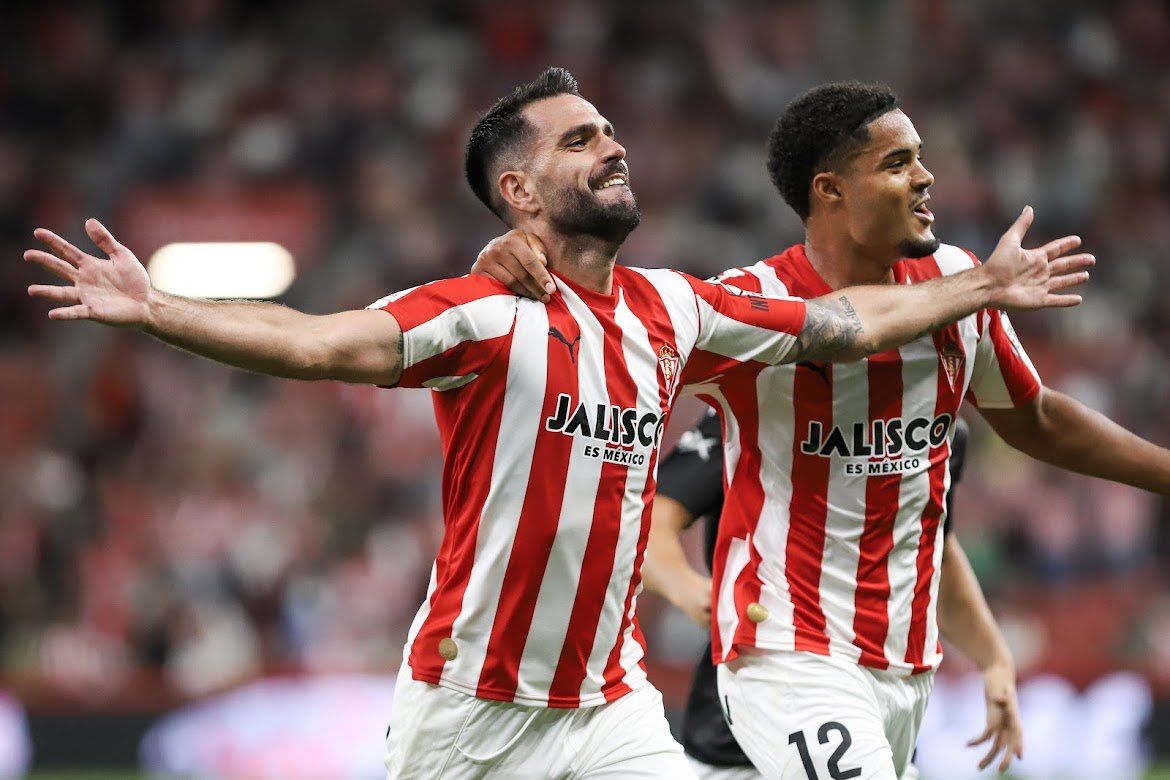 Pablo Insua celebra un gol con el Sporting este curso (Foto: LaLiga).