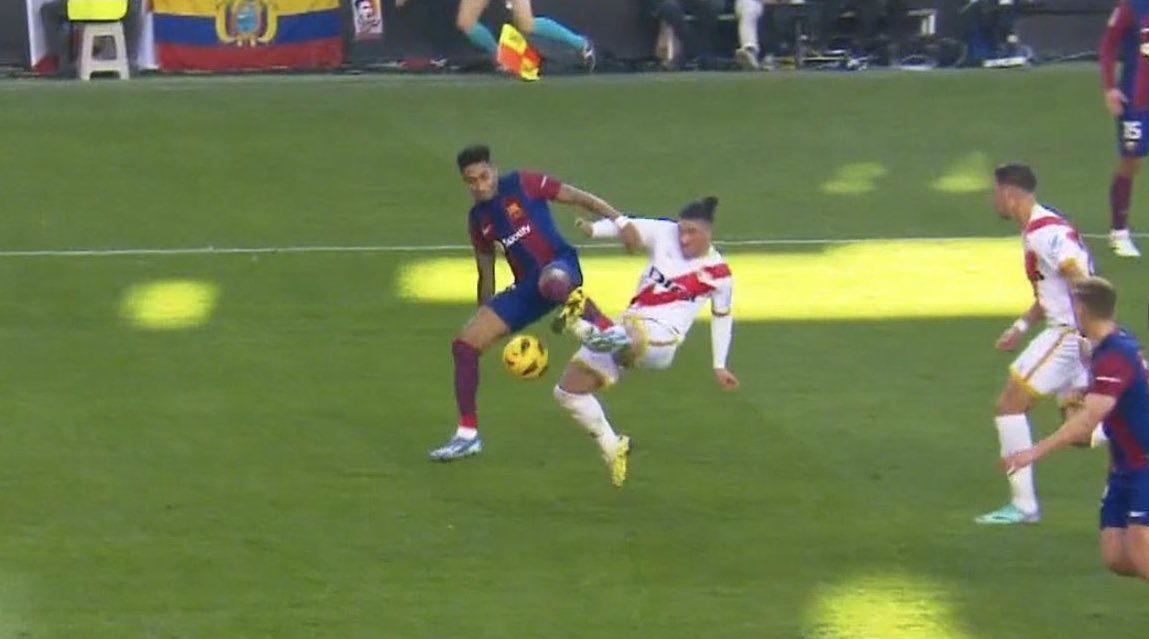  Pacha Espino y Raphinha en el penalti pedido por el Barcelona ante el Rayo Vallecano.