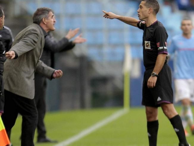  Paco Herrera, al ser expulsado de un partido con el Celta.