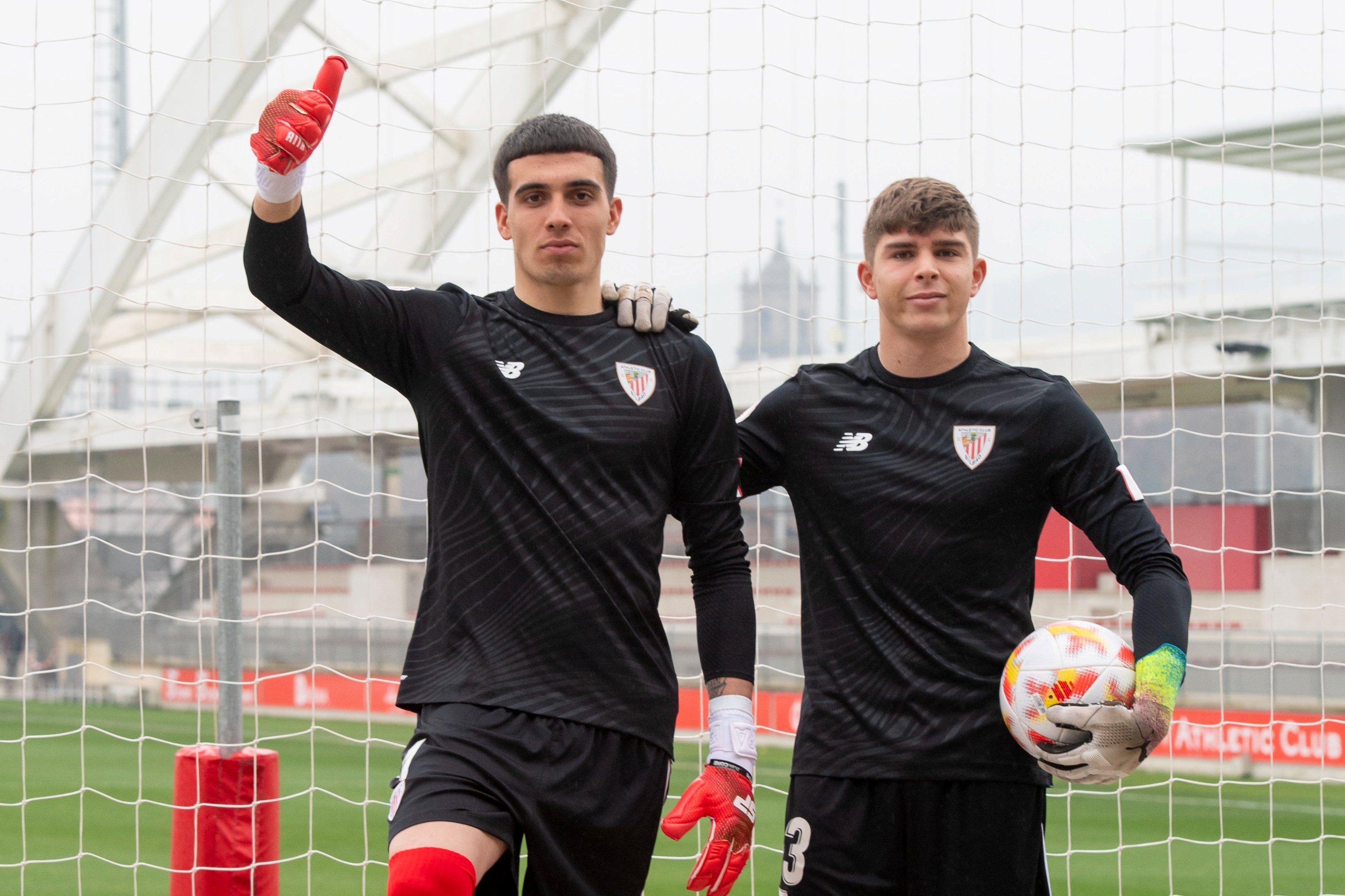 Padilla e Ibon Ispizua, metas del filial, de negro en homenaje al 'Txopo' Iribar en Lezama.