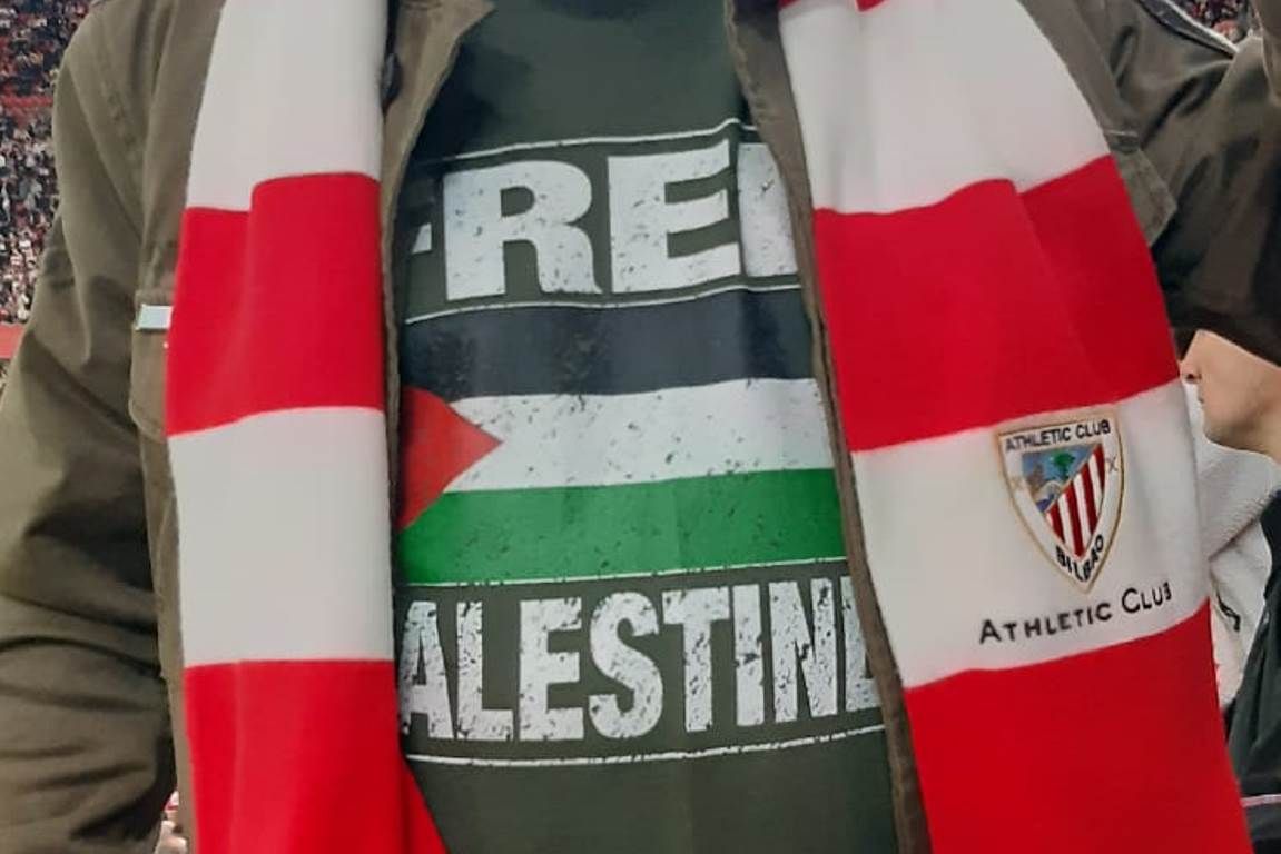 Un asistente a San Mamés, al Athletic-Valencia, con una camiseta en favor de Palestina y su causa.