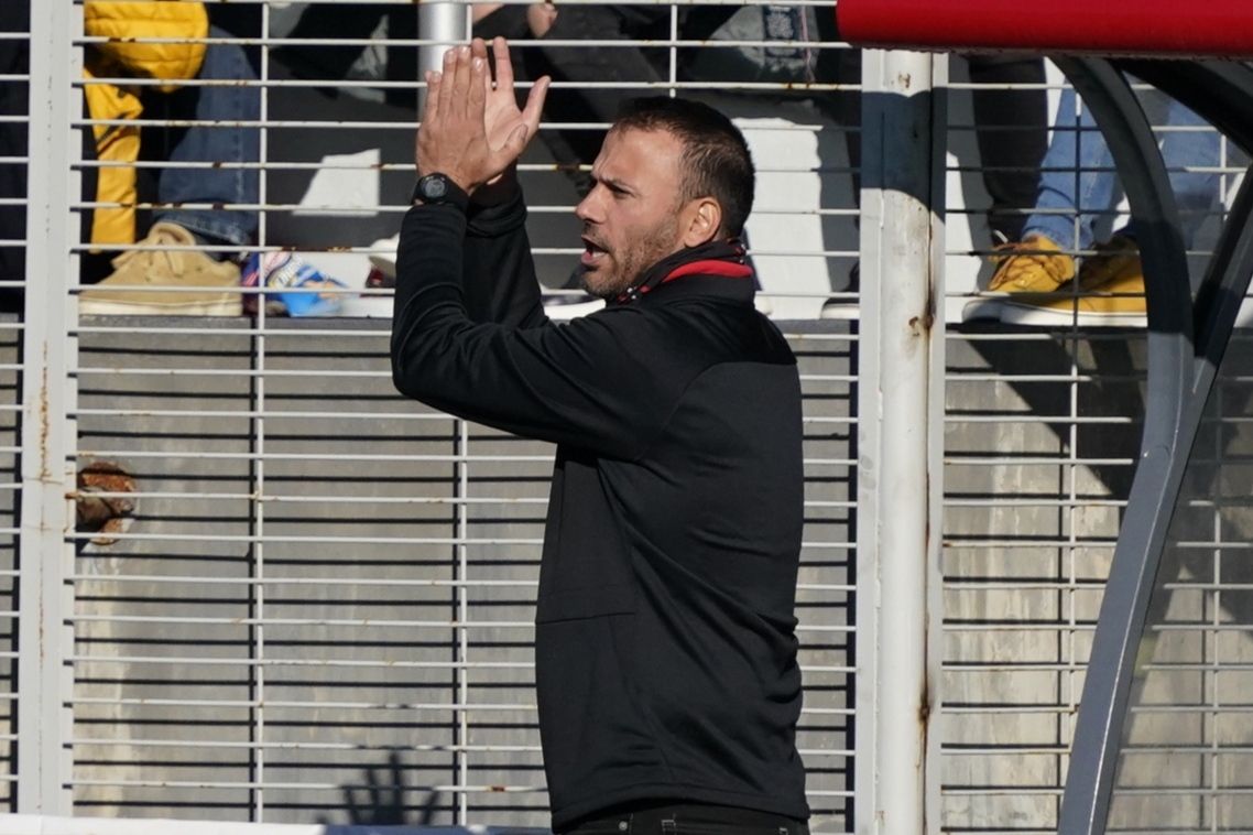  El catalán Alex Pallarés dirige al Bilbao Athletic en un partido de 1ª RFEF.