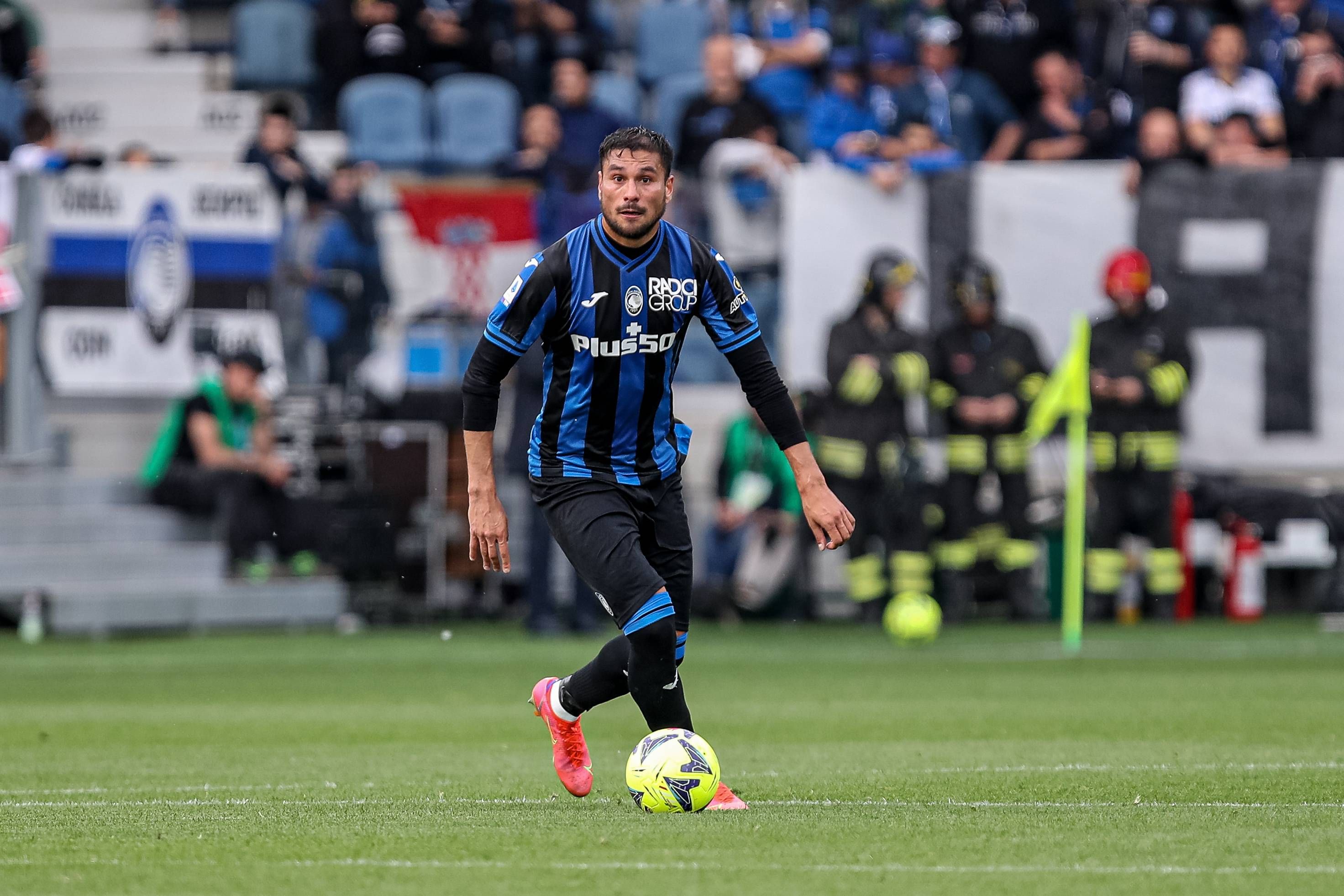 palomino_conduce_un_balon_en_un_partido_del_atalanta_foto_cordon_press_001.jpg