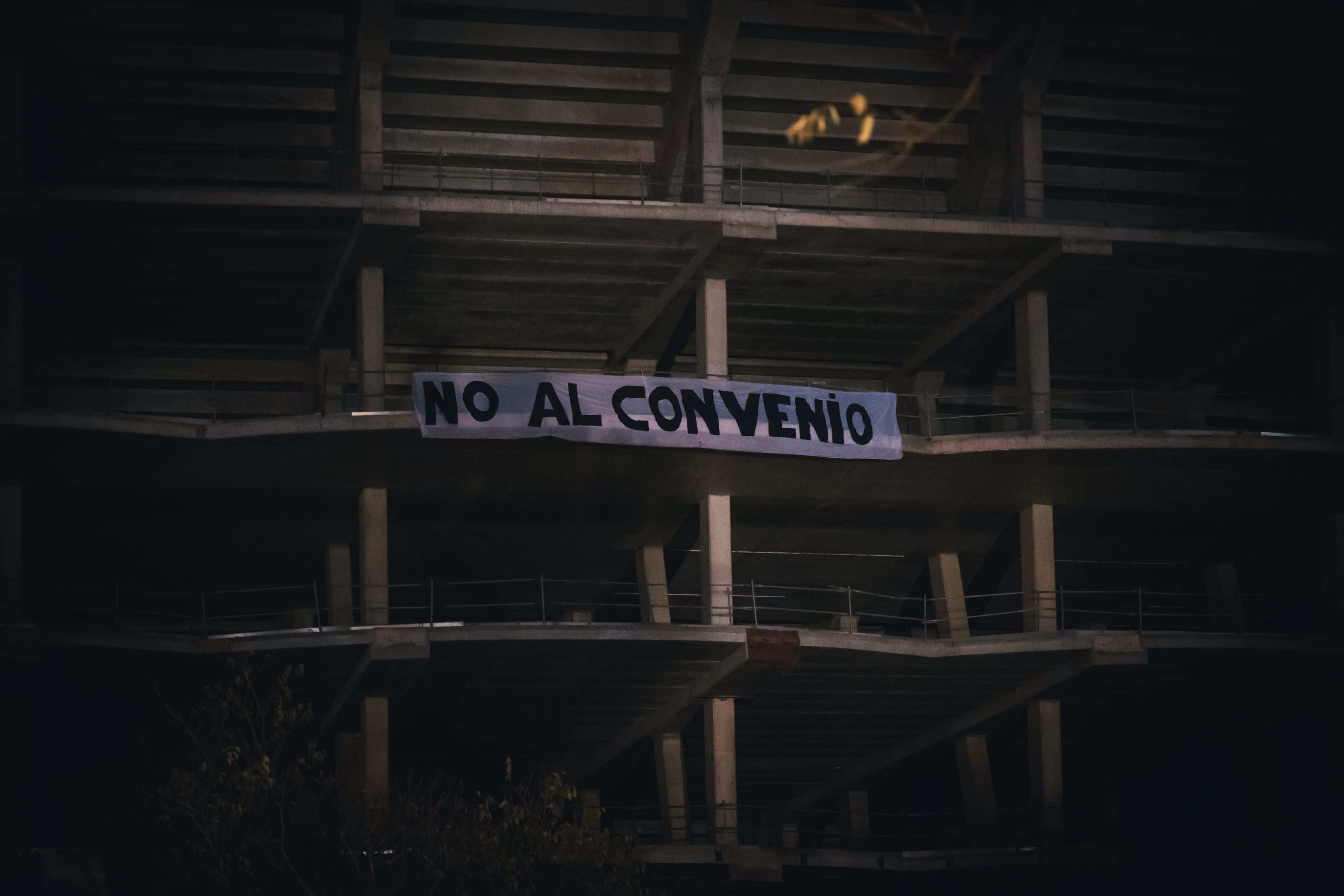  Pancarta de "no al convenio" en el Nou Mestalla.