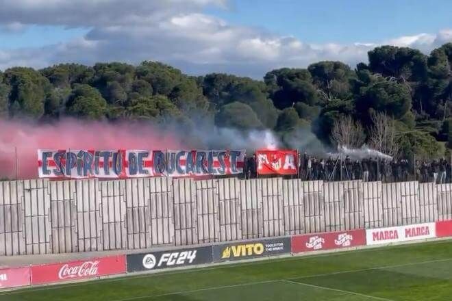  Pancarta del Frente Atlético en el entrenamiento del Atlético recordando la final de Bucarest.