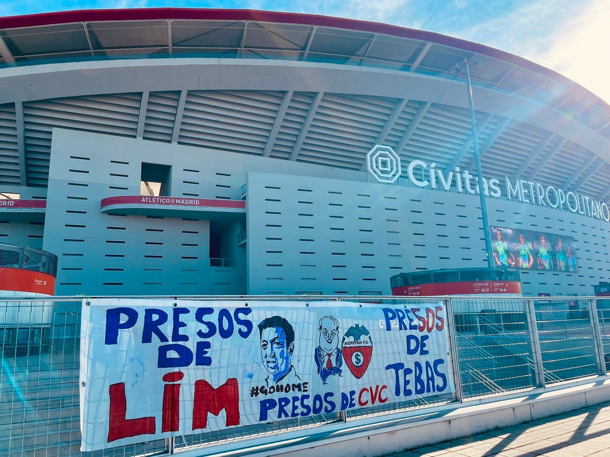 Pancarta (Foto X: @rubennatm)