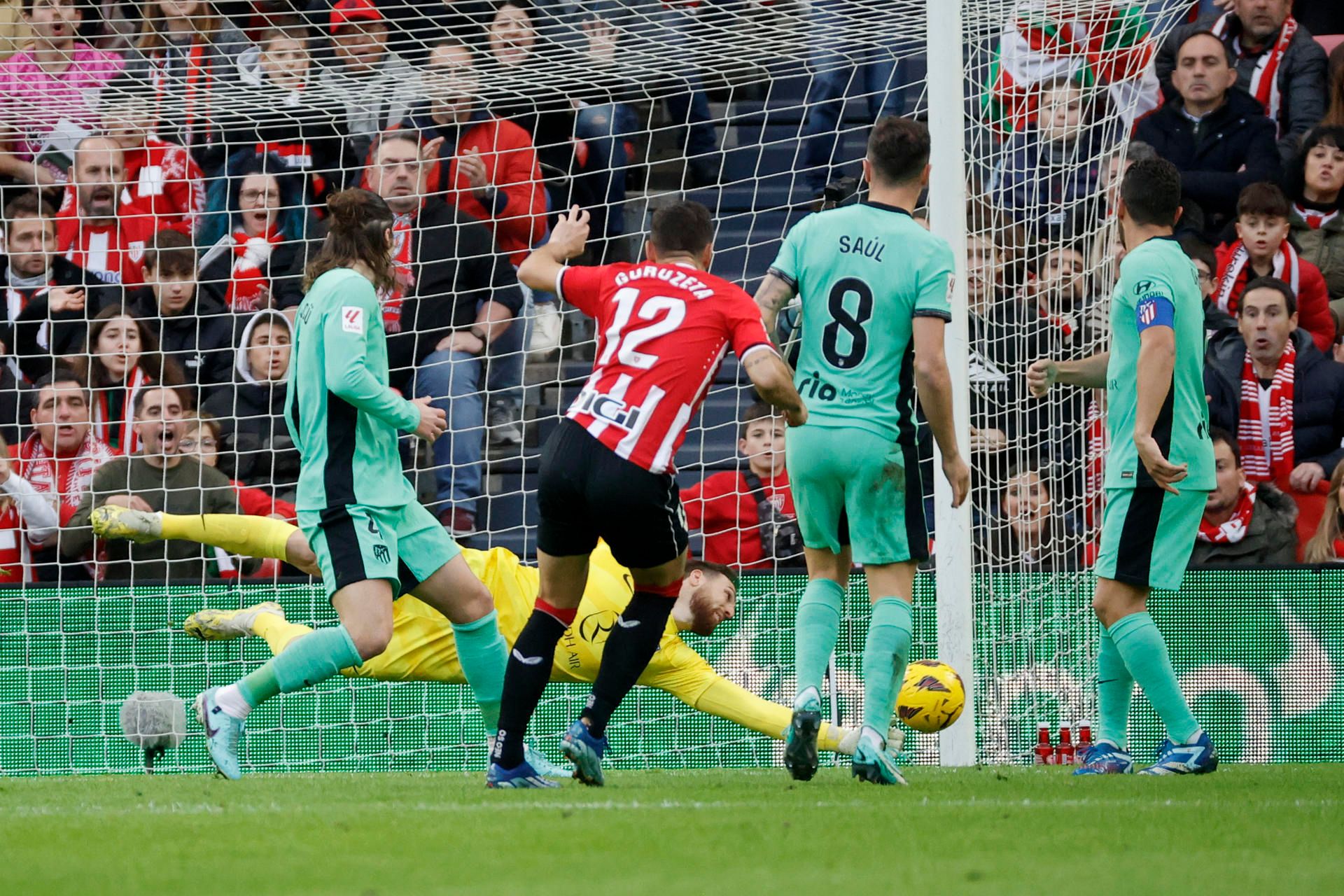  Paradón de Oblak al disparo de Guruzeta (FOTO: EFE)