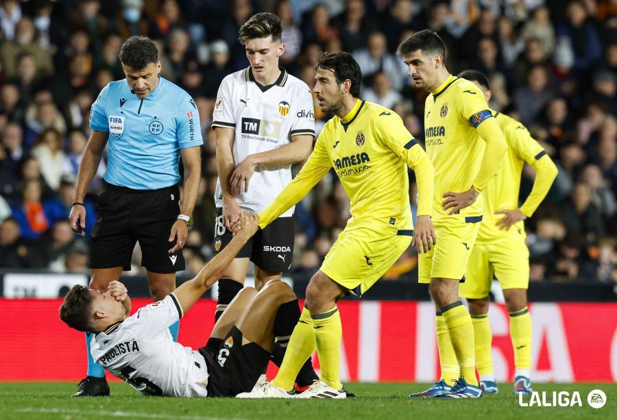  Parejo ayuda a Gabriel Paulista.