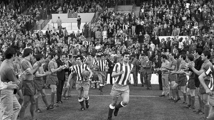  Pasillo del Athletic al Atlético de Madrid en la Copa del Generalísimo de 1970..