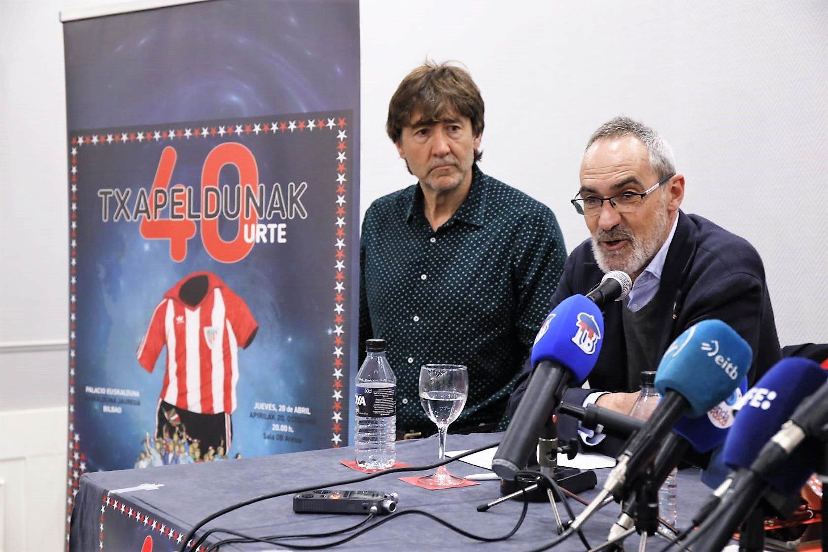 Patxi Salinas con Tomás Ondarra en la presentación de la Gala del Athletic campeón de 1983.