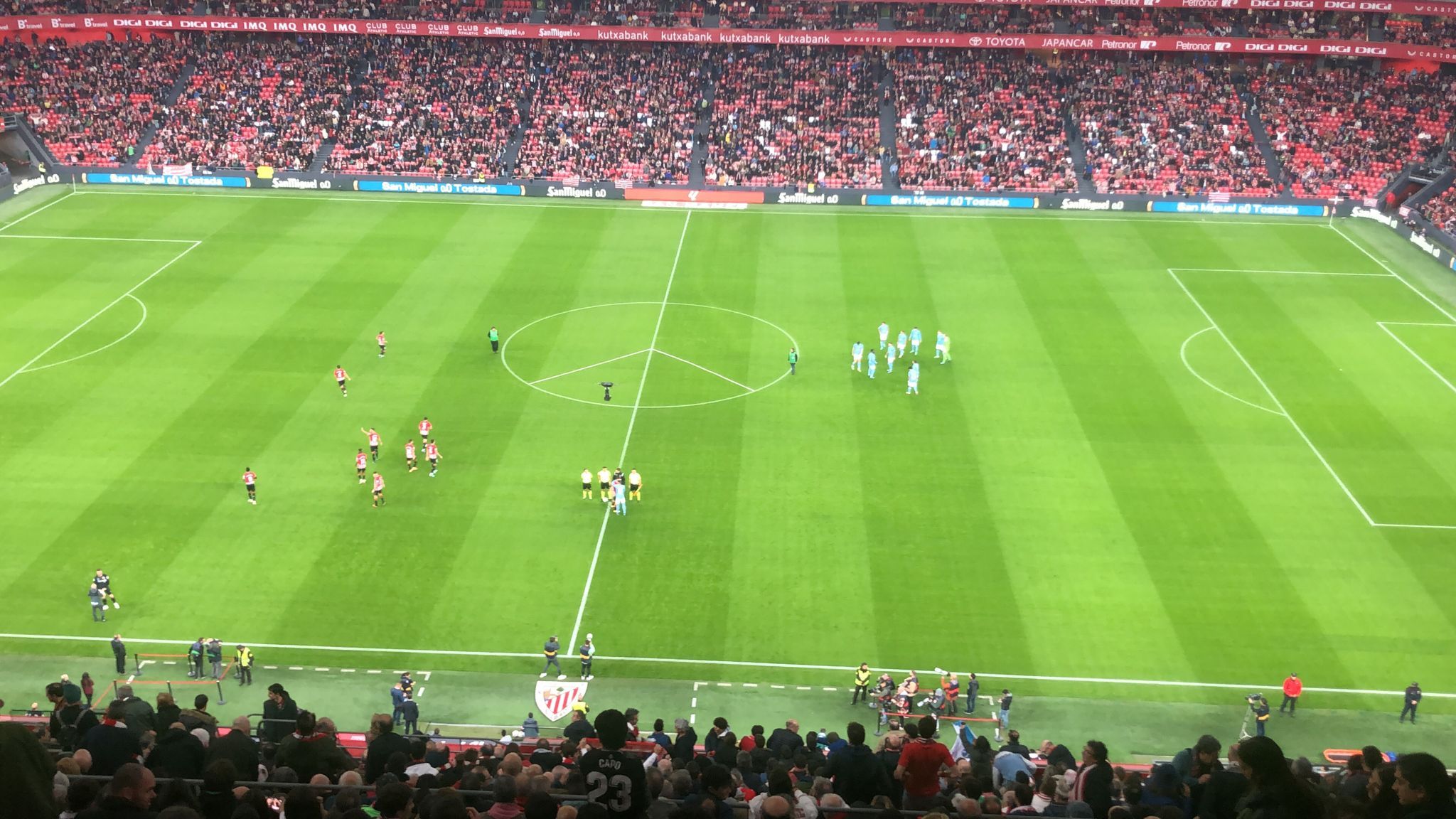 Los dos equipos, Athletic Club y RC Celta, ante el símbolo de la paz en el césped de San Mamés.
