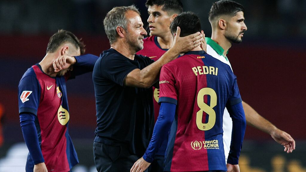  Hansi Flick felicita a Pedri tras un partido (Cordon Press)