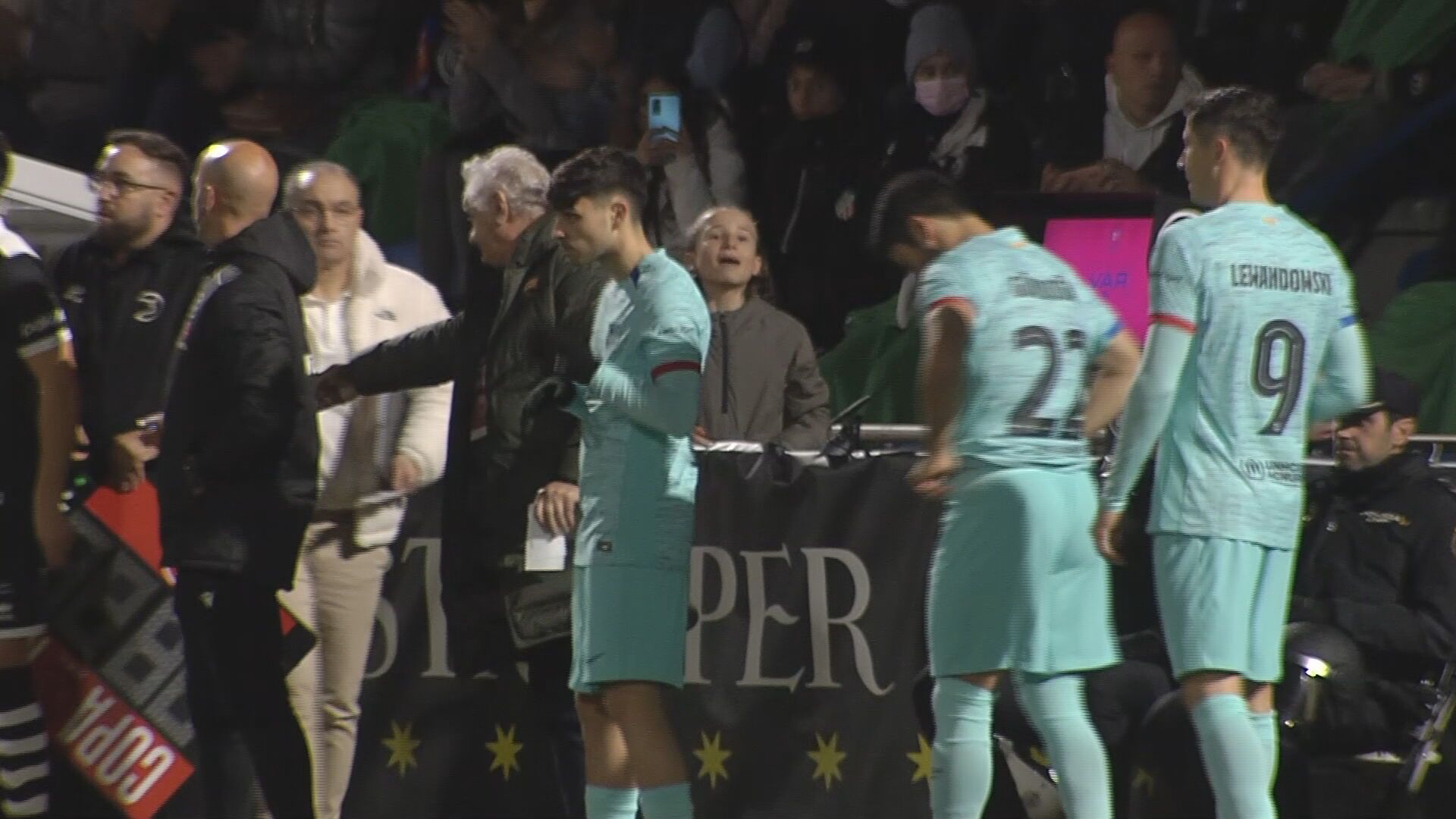 Pedri, Lewandowski y Gündogan entran al terreno de juego