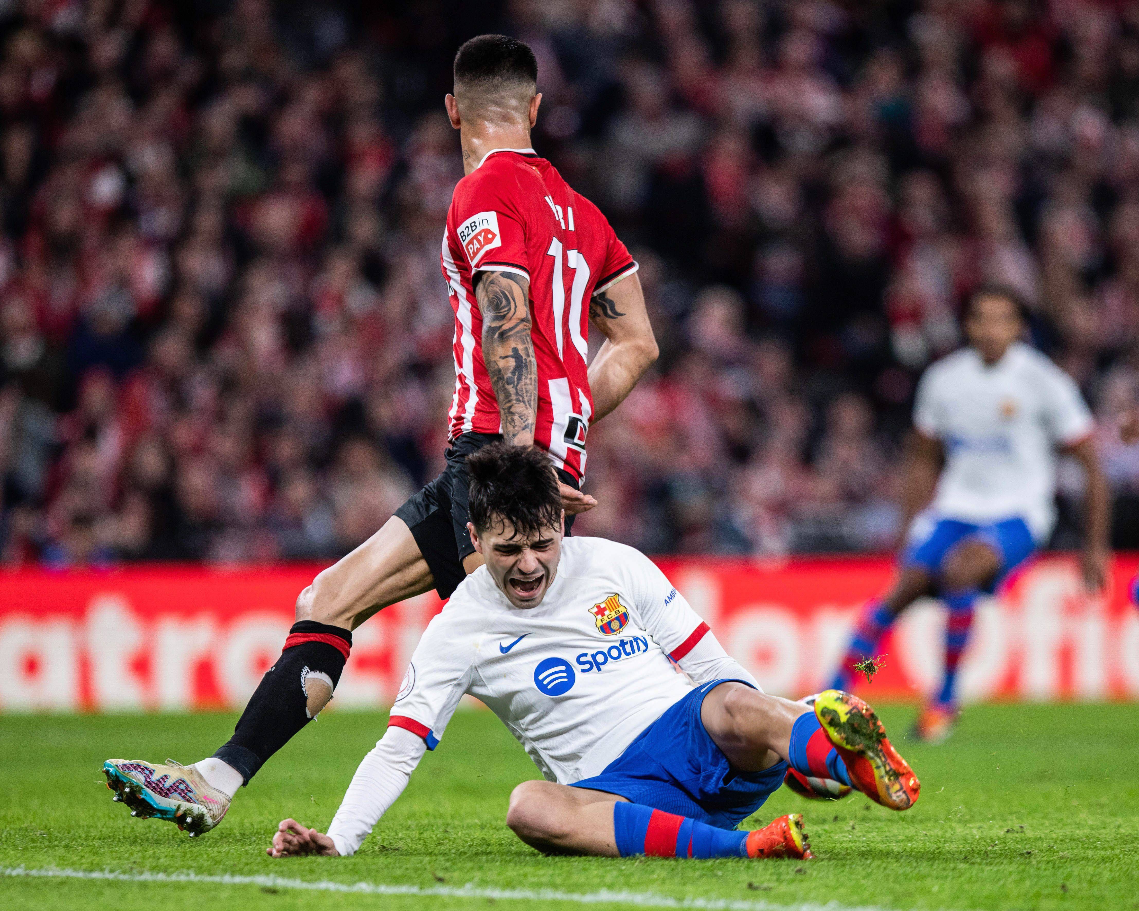  Pedri se duele en una acción durante el Athletic-Barcelona.