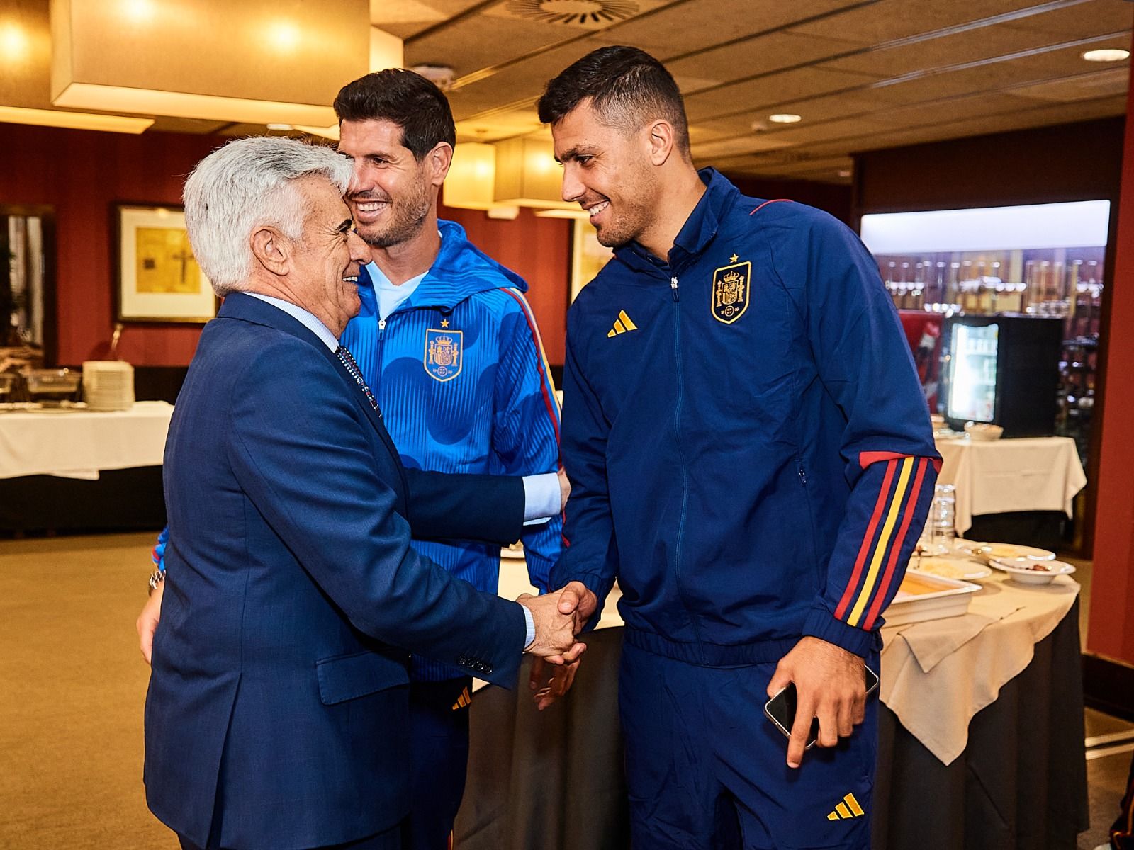 Pedro Rocha saluda a Rodri en la concentración de la selección.
