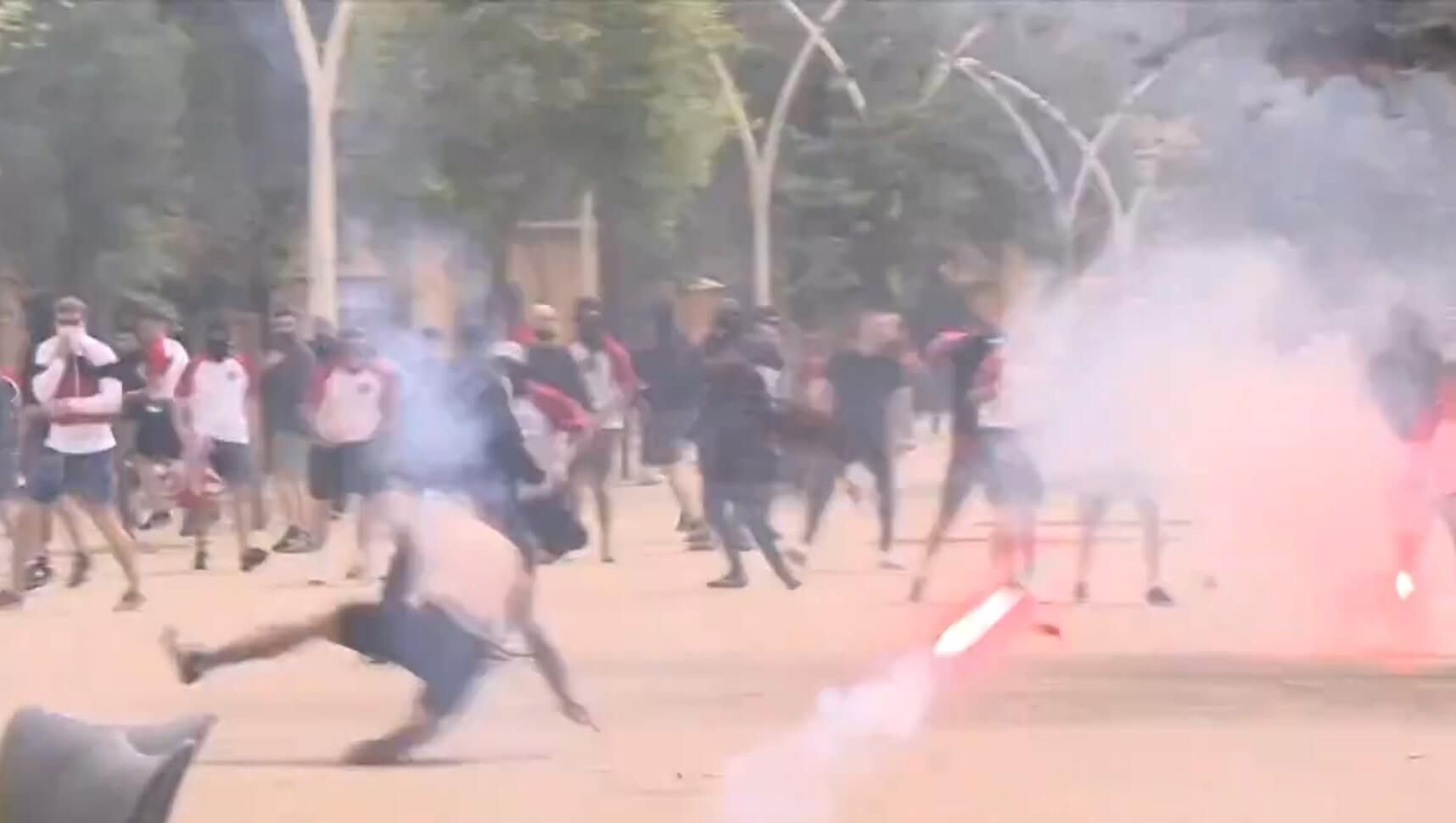  Pelea de ultras de Athletic, Mallorca, Betis y Atleti antes de la final de Copa.