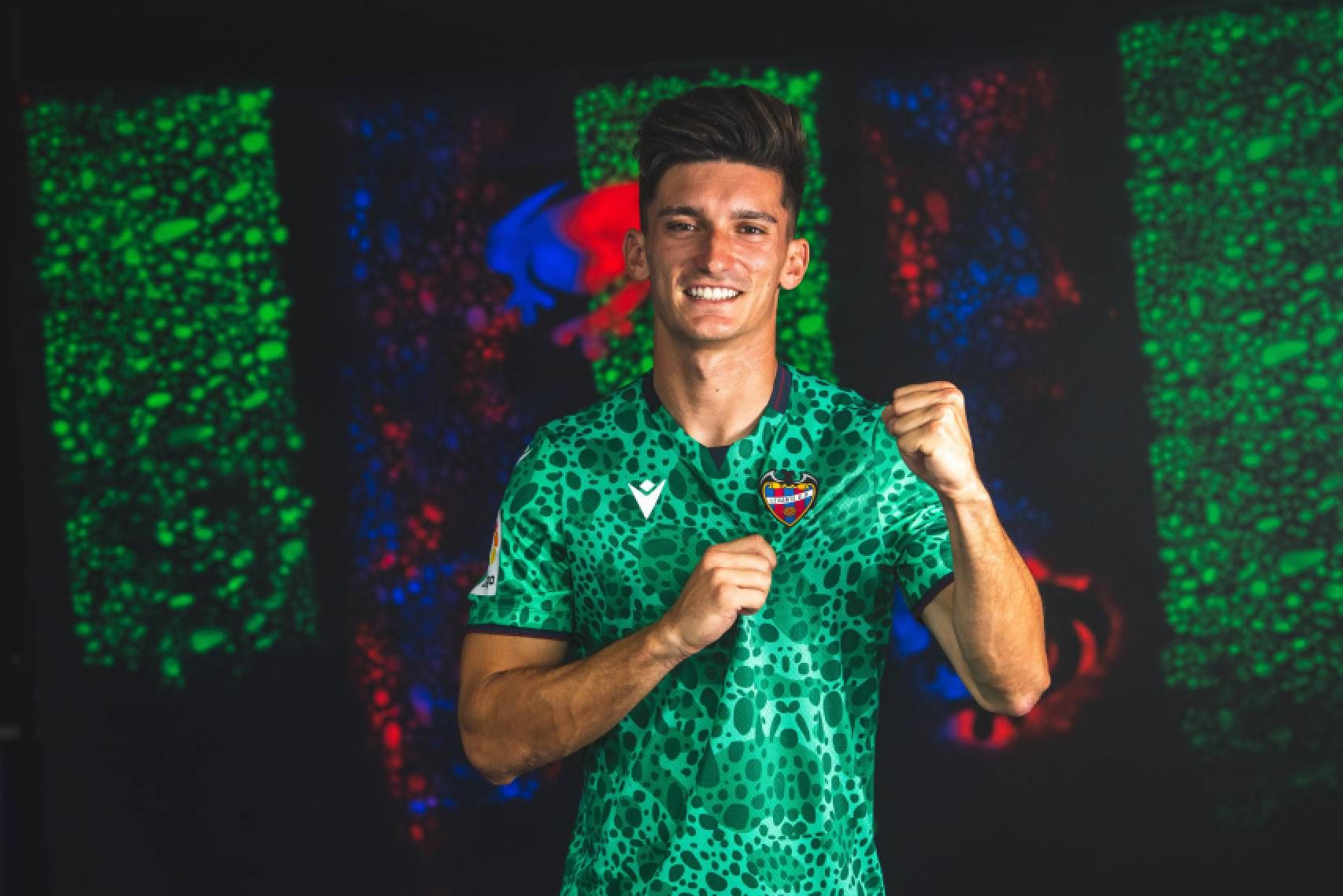 Pepelu presenta la tercera equipación del Levante UD para la temporada 2022-2023.