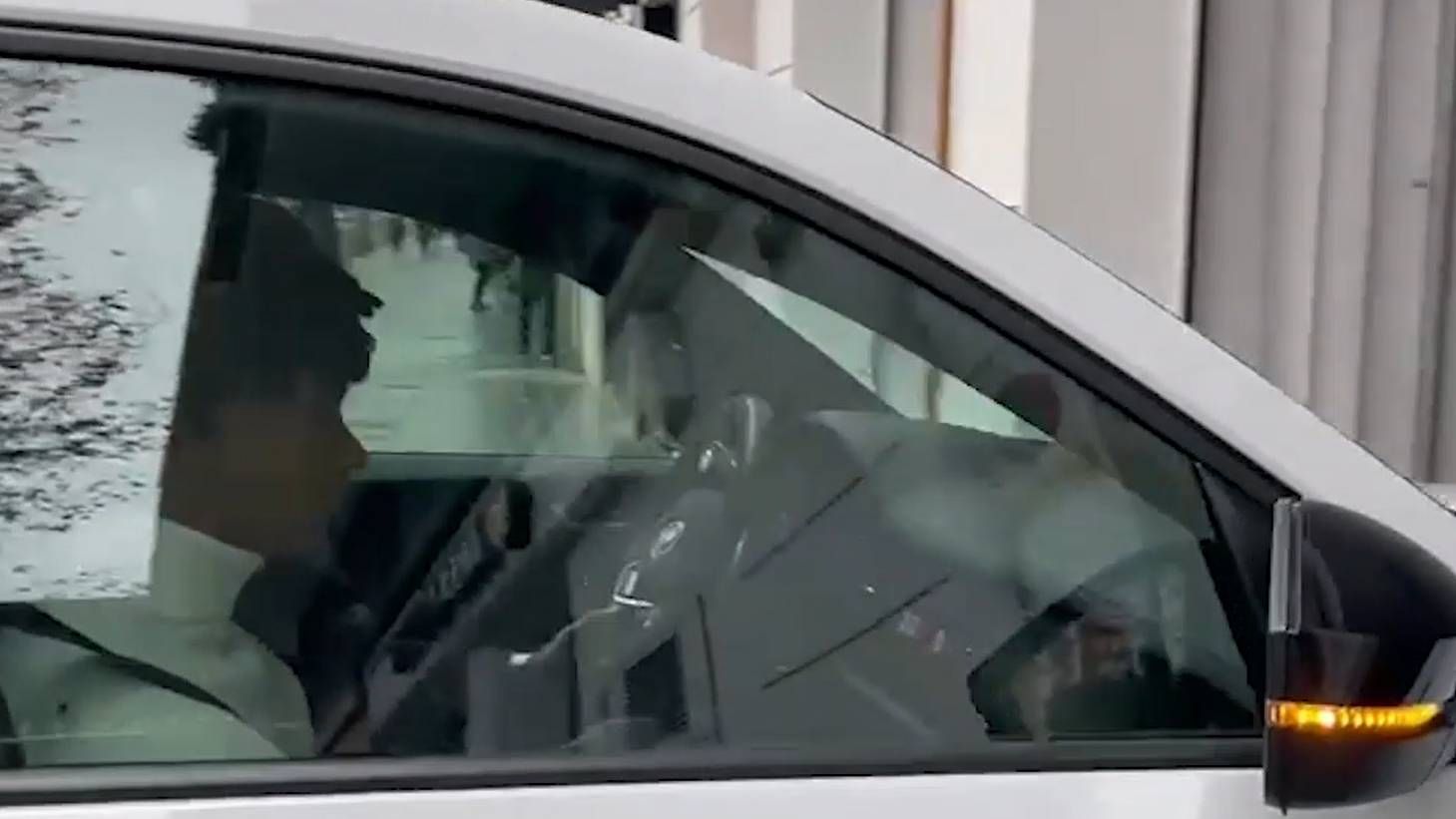  Peter Federico llega para firmar su contrato