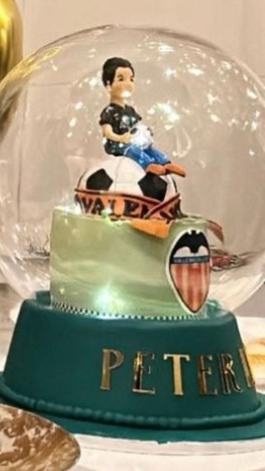 Peter Lim reaparece con una tarta de cumpleaños del Valencia