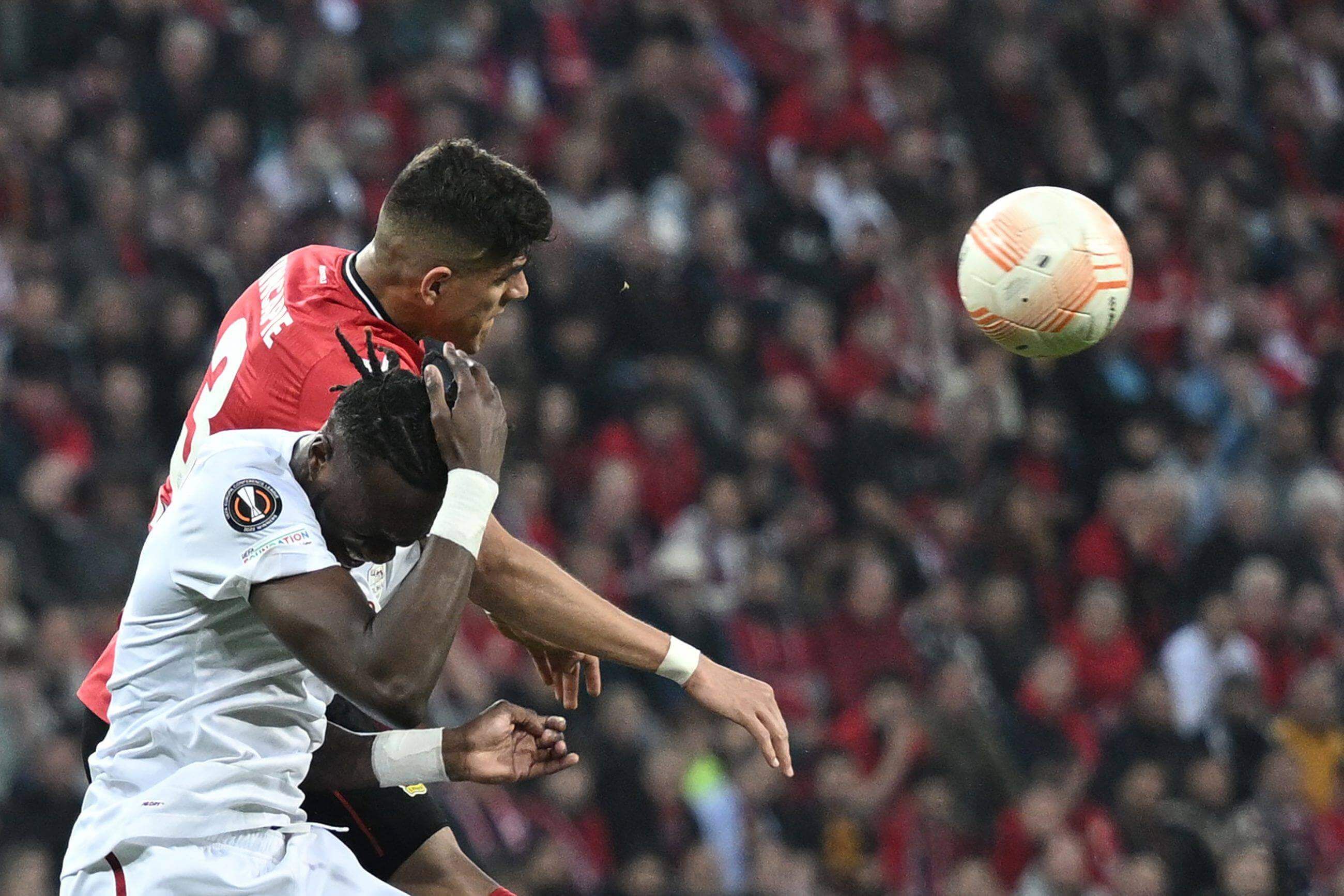  Hincapié gana un balón en un partido del Bayer Leverkusen.